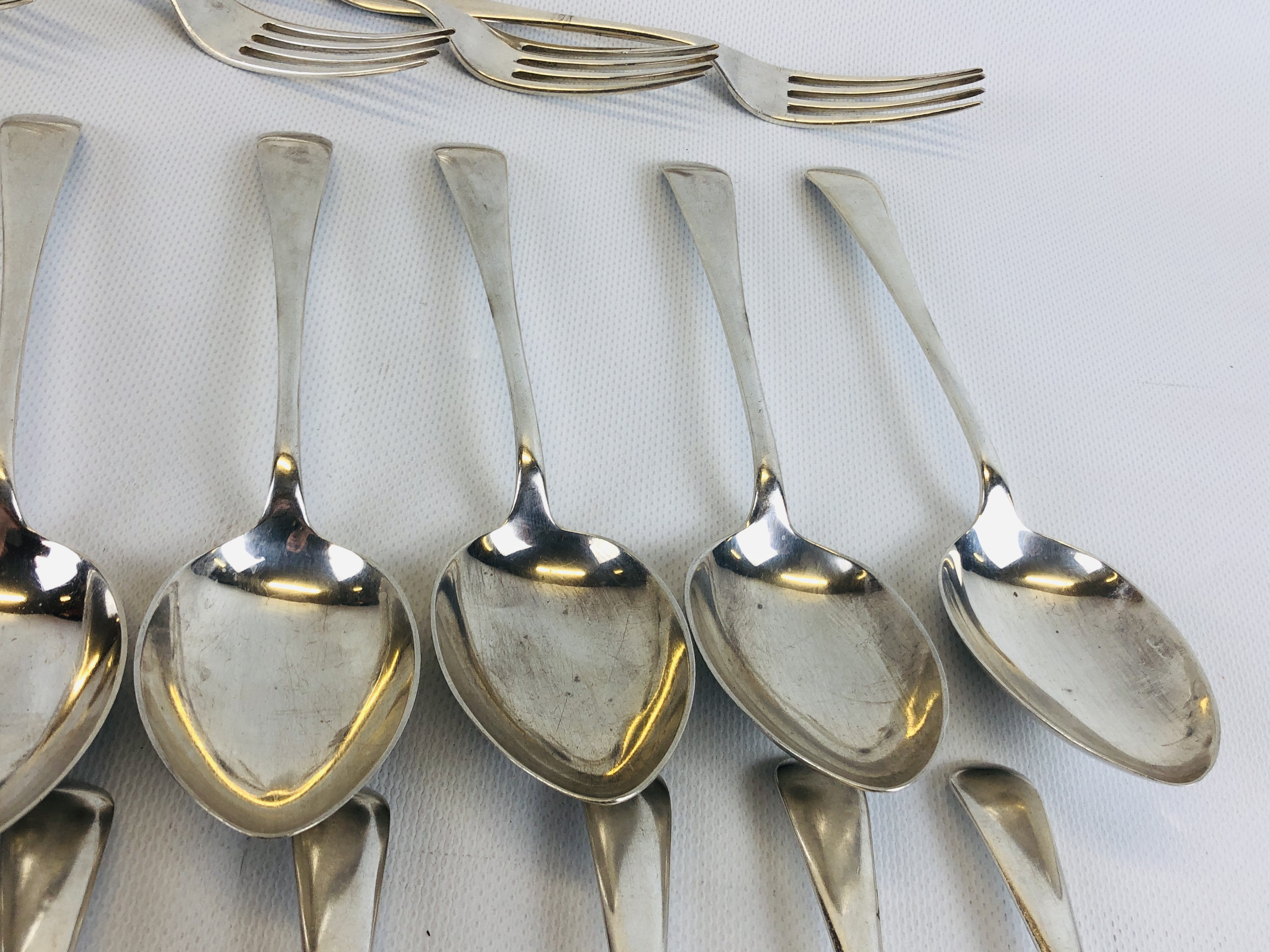 AN OLD ENGLISH PATTERN SILVER CANTEEN: 12 SERVING SPOONS, 12 DESSERT SPOONS, 12 TABLE FORKS, - Image 9 of 15