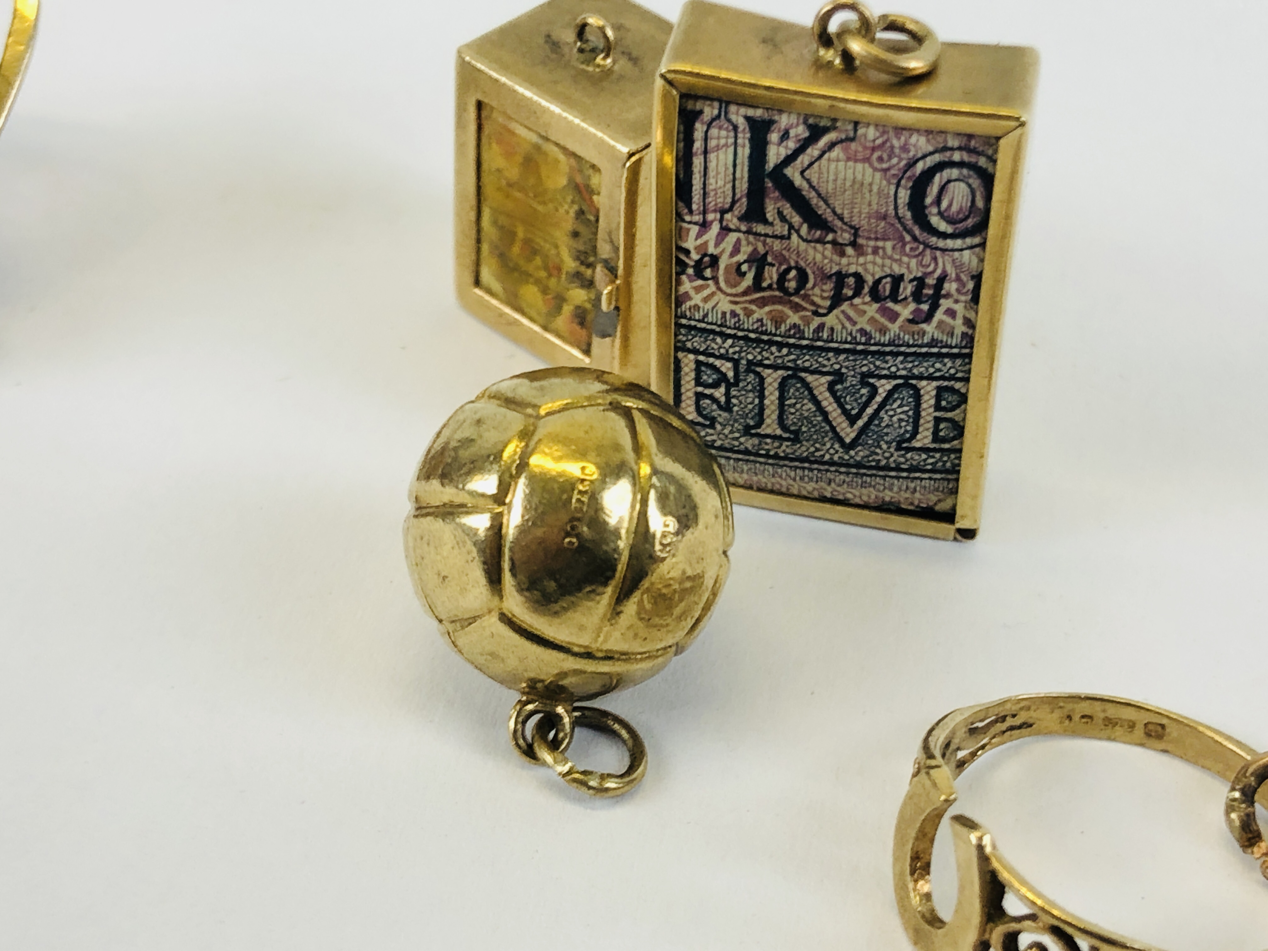 A COLLECTION OF 5 ASSORTED 9CT GOLD CHARMS - Image 7 of 10