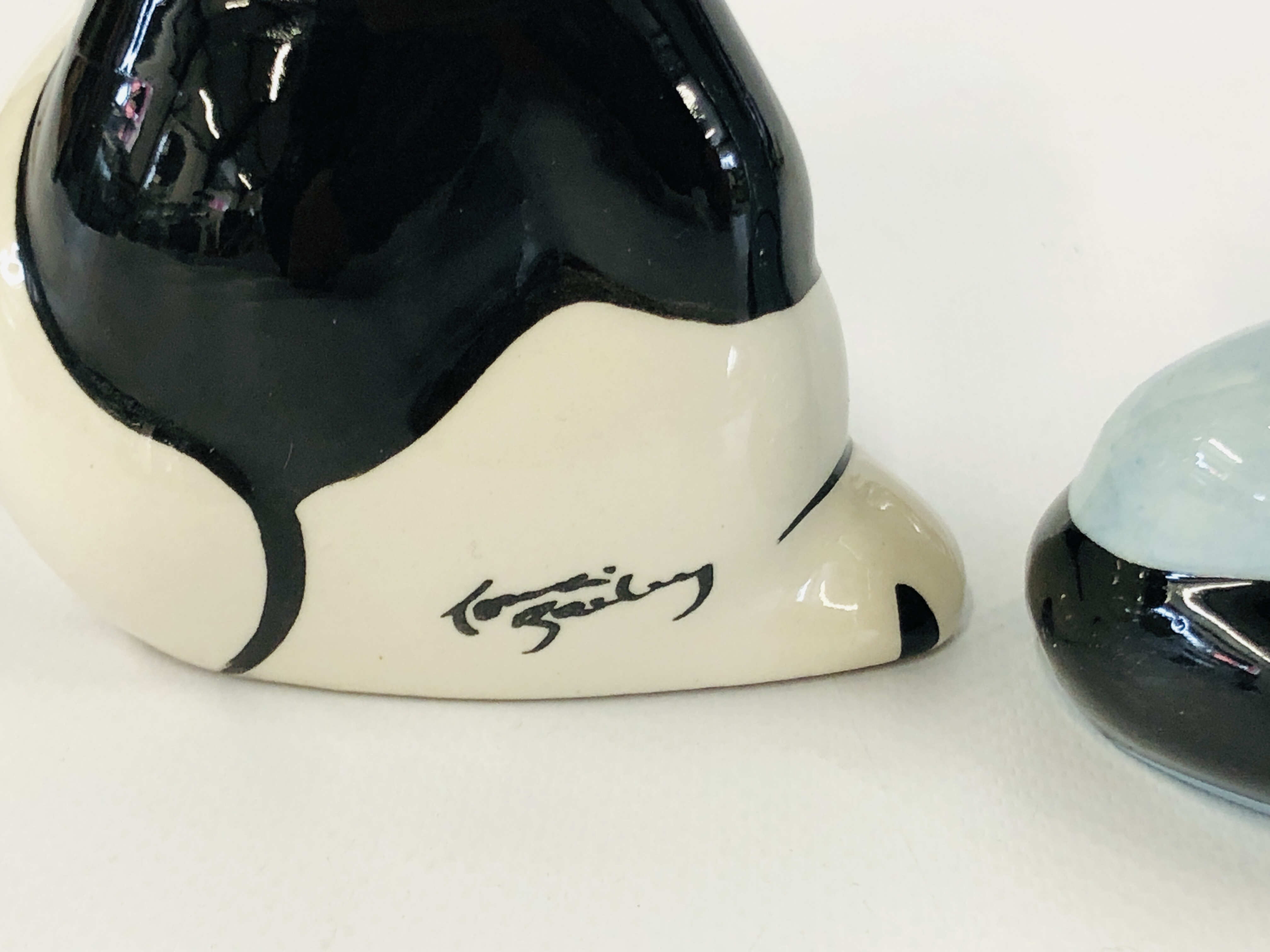 TWO LORNA BAILEY CAT ORNAMENTS FRANKIE AND KNAHASA H 13CM BEARING SIGNATURES. - Image 5 of 6