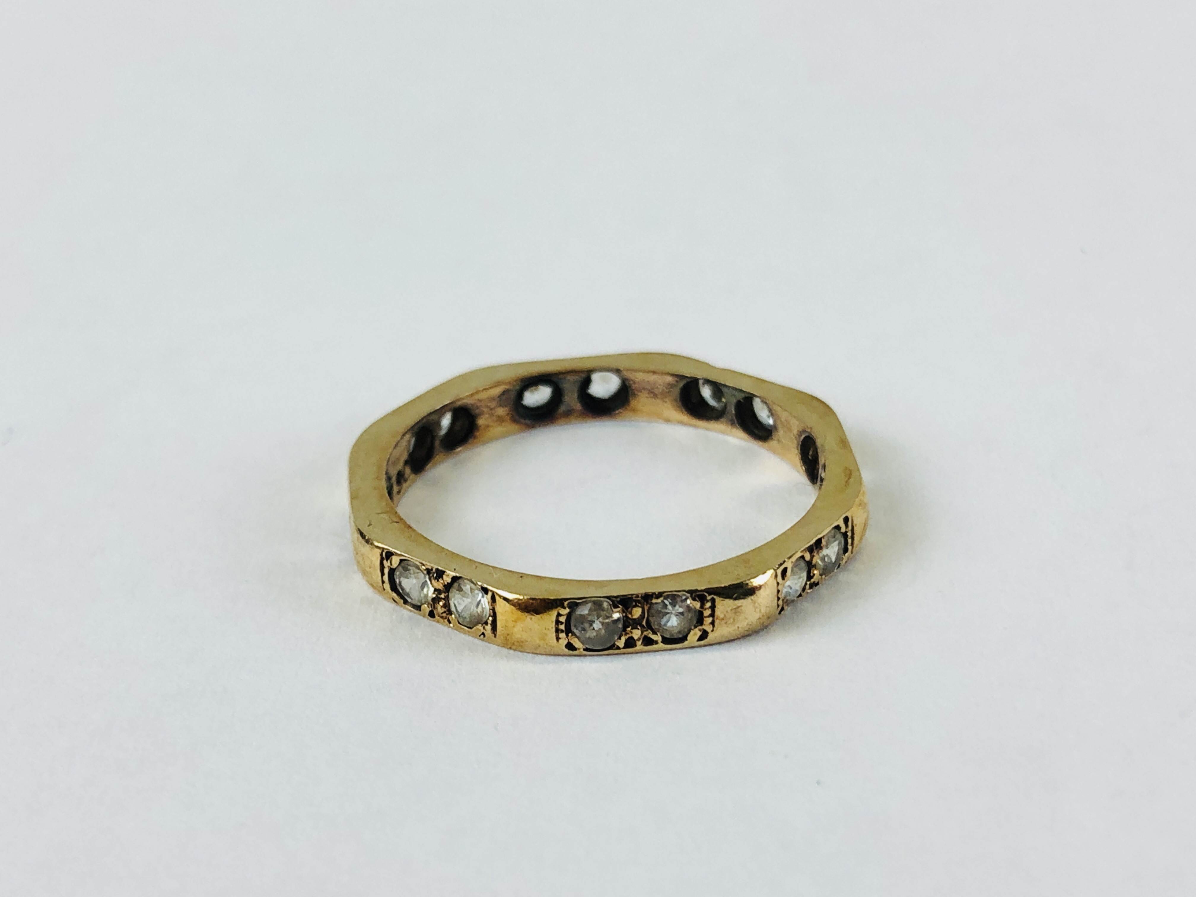 A 9CT GOLD DIAMOND ETERNITY RING (2 STONES MISSING) - Image 5 of 7