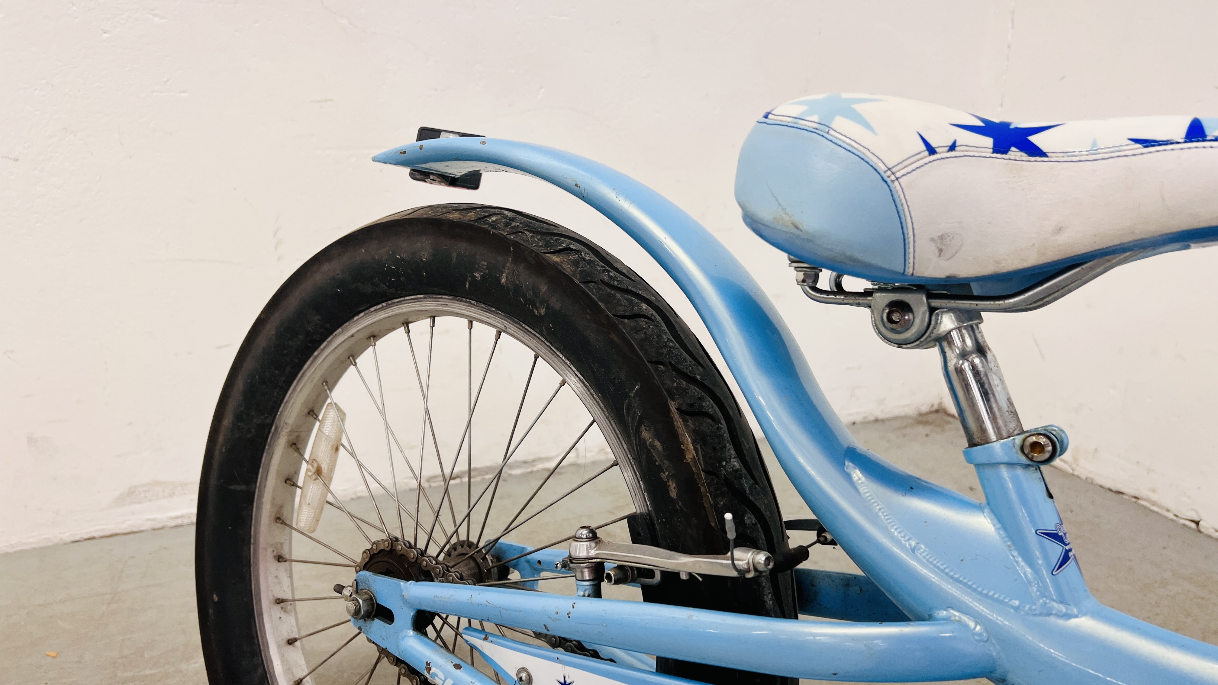 A GIRLS CRUISER STYLE GLOSS BICYCLE (BLUE). - Image 5 of 13