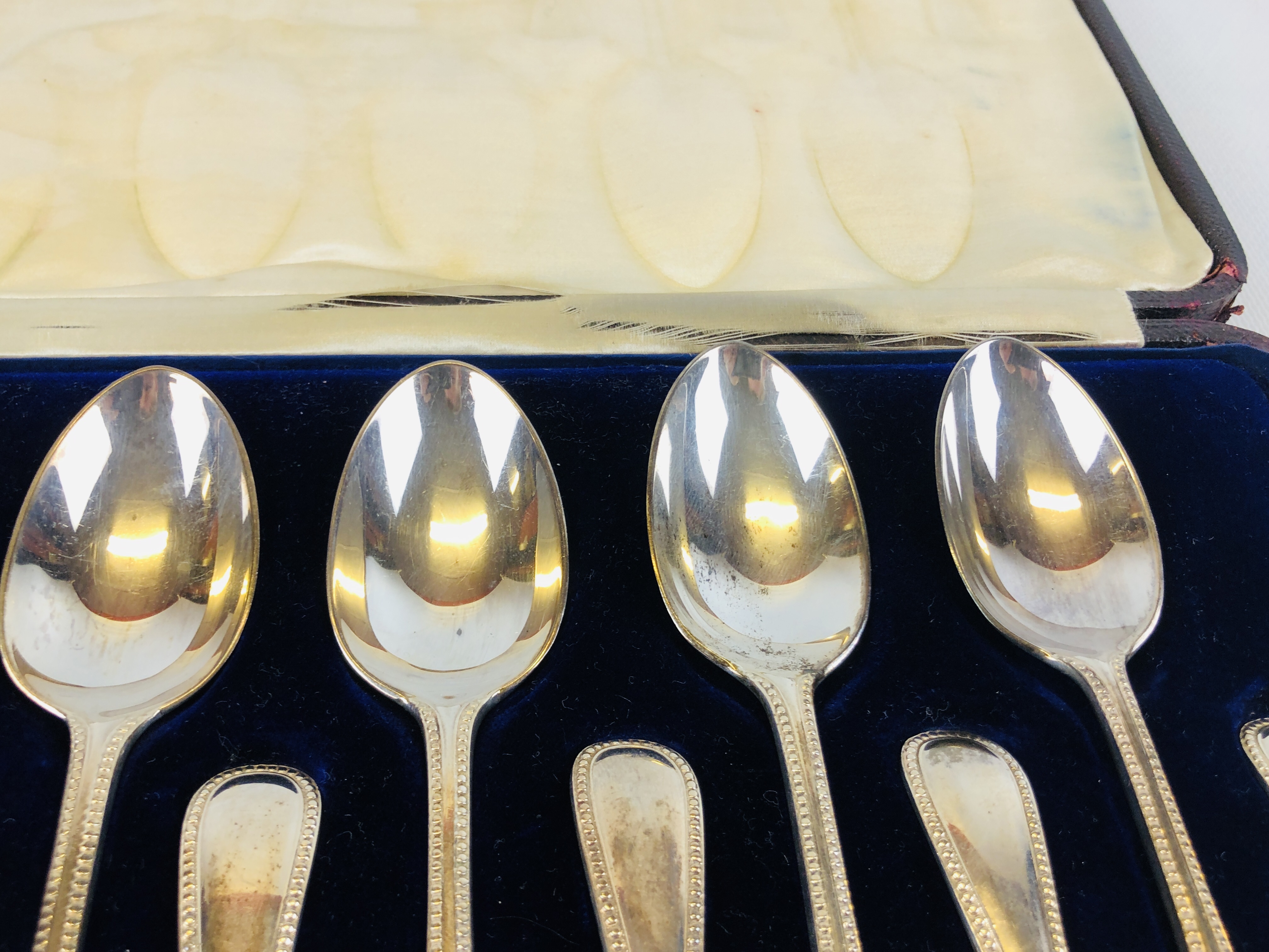 CASED SET OF 12 SILVER DESSERT SPOONS JACKSON AND FULLERTON LONDON 1965. - Image 7 of 10