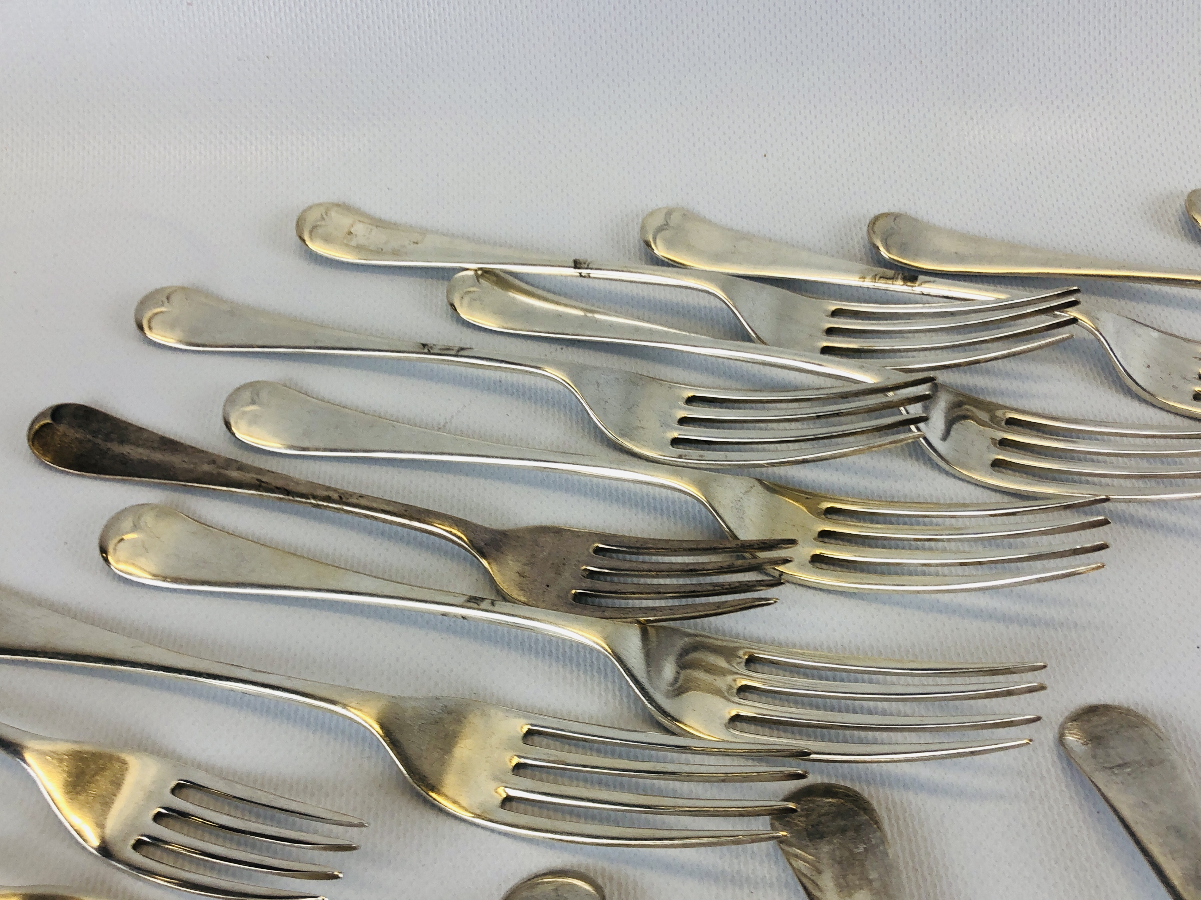 AN OLD ENGLISH PATTERN SILVER CANTEEN: 12 SERVING SPOONS, 12 DESSERT SPOONS, 12 TABLE FORKS, - Image 6 of 15