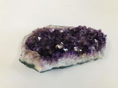 AN AMETHYST ROCK SAMPLE 24CM X 13CM.