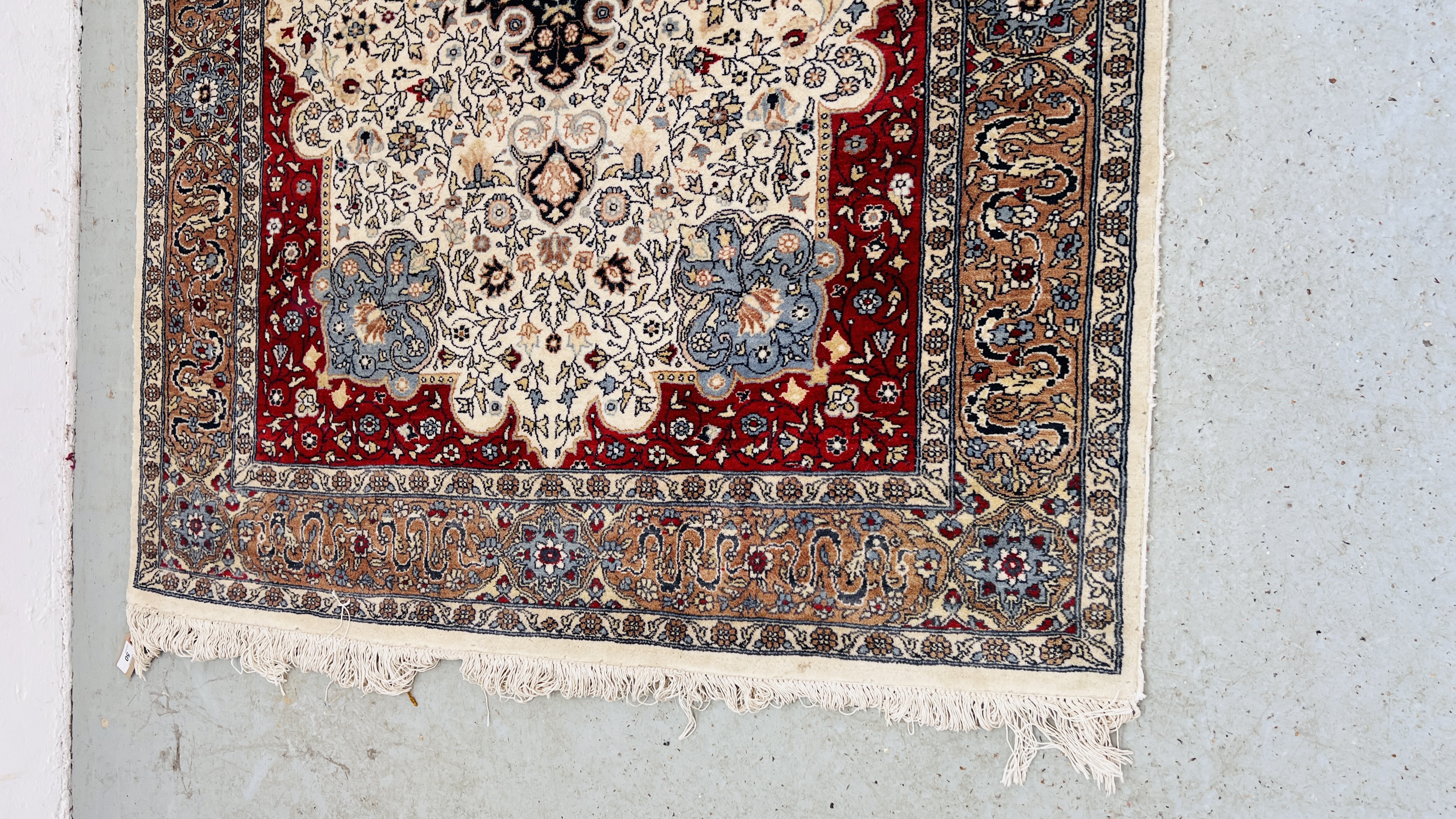 A TRADITIONAL PERSIAN RUG, THE CENTRAL MEDALLION ON AN IVORY FIELD 180 X 125CM. - Image 2 of 6