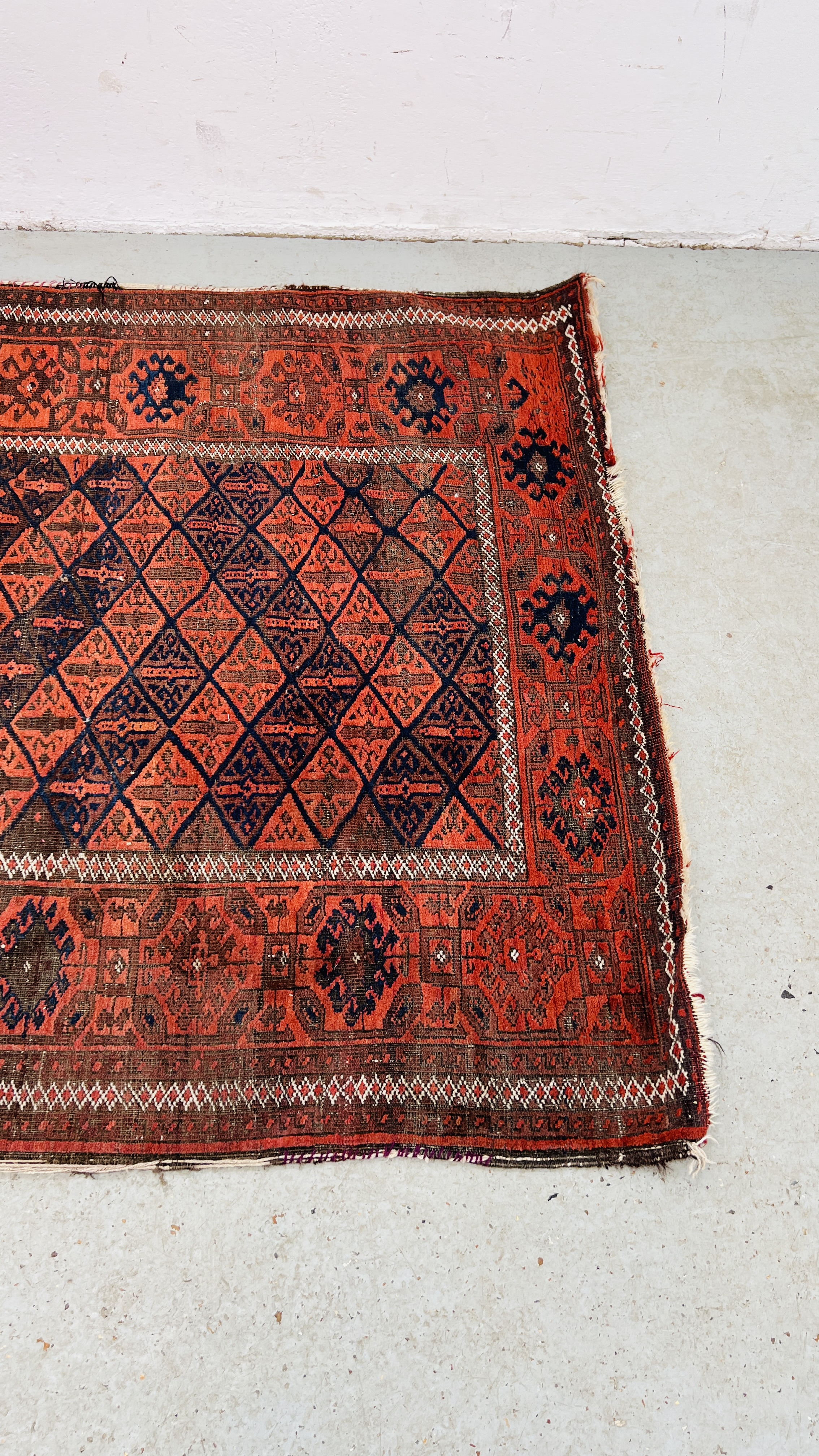 A TRADITIONAL BELOUCH RUG WITH A CENTRAL LATTICE WORK DESIGN (ORANGE / BLUE) 200 X 107CM. - Image 2 of 7