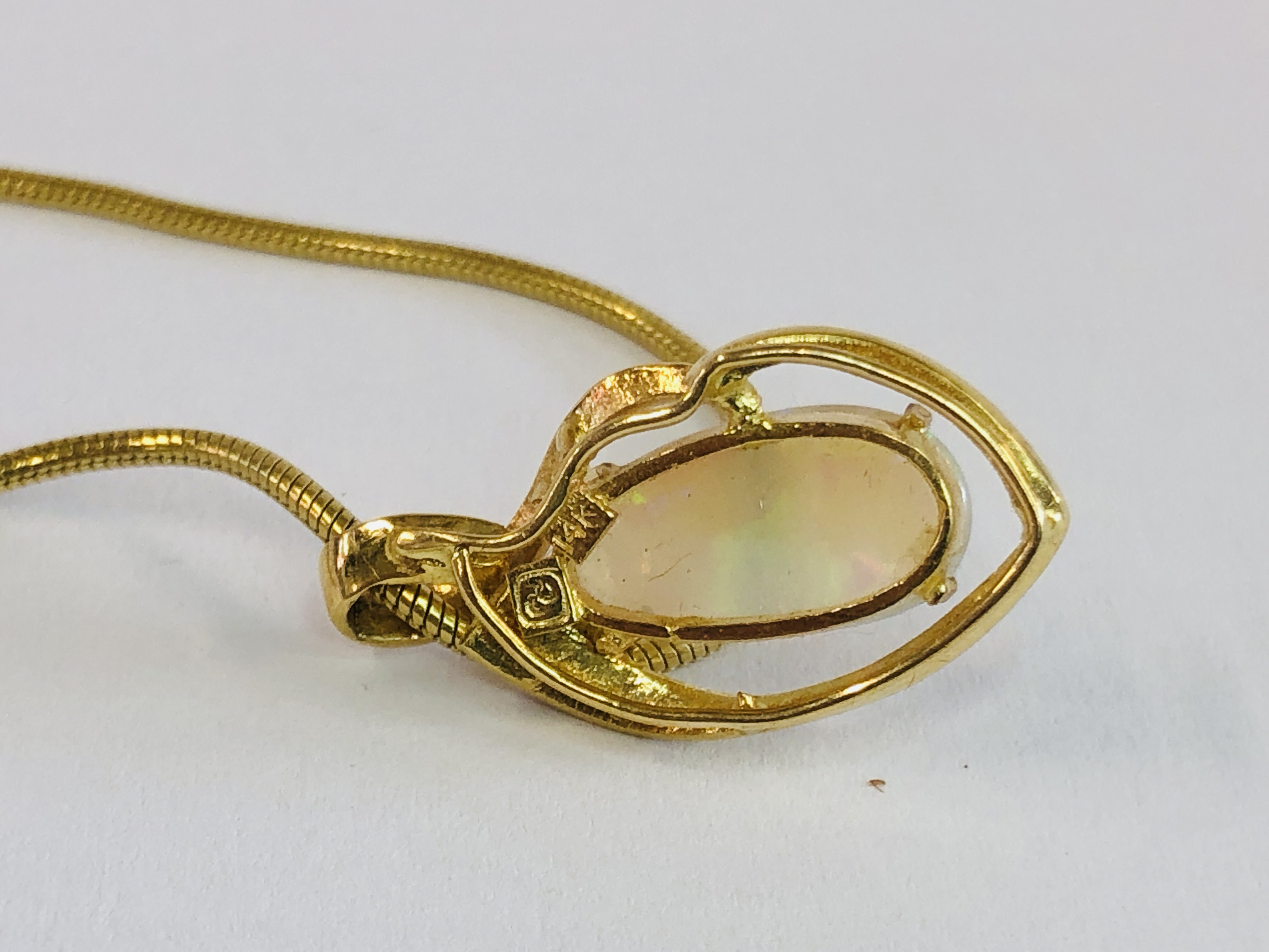 AN OPAL PENDANT MARKED 14K ON A FINE CHAIN MARKED 750 L 46CM. - Image 8 of 9