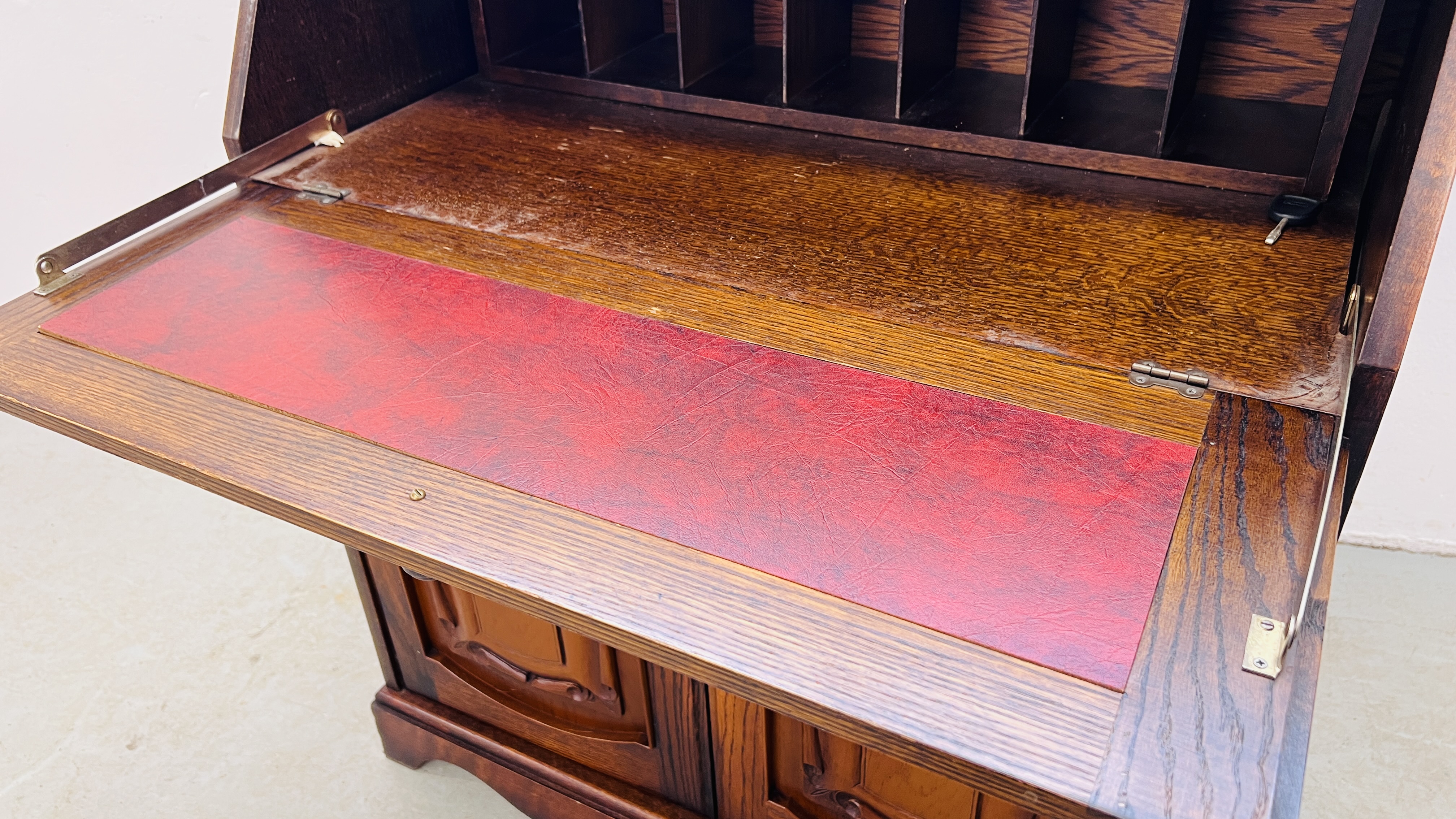 A MODERN FALLING FRONT OAK BUREAU WITH LINEN FOLD DETAIL W 86CM X D 46CM. - Image 5 of 7