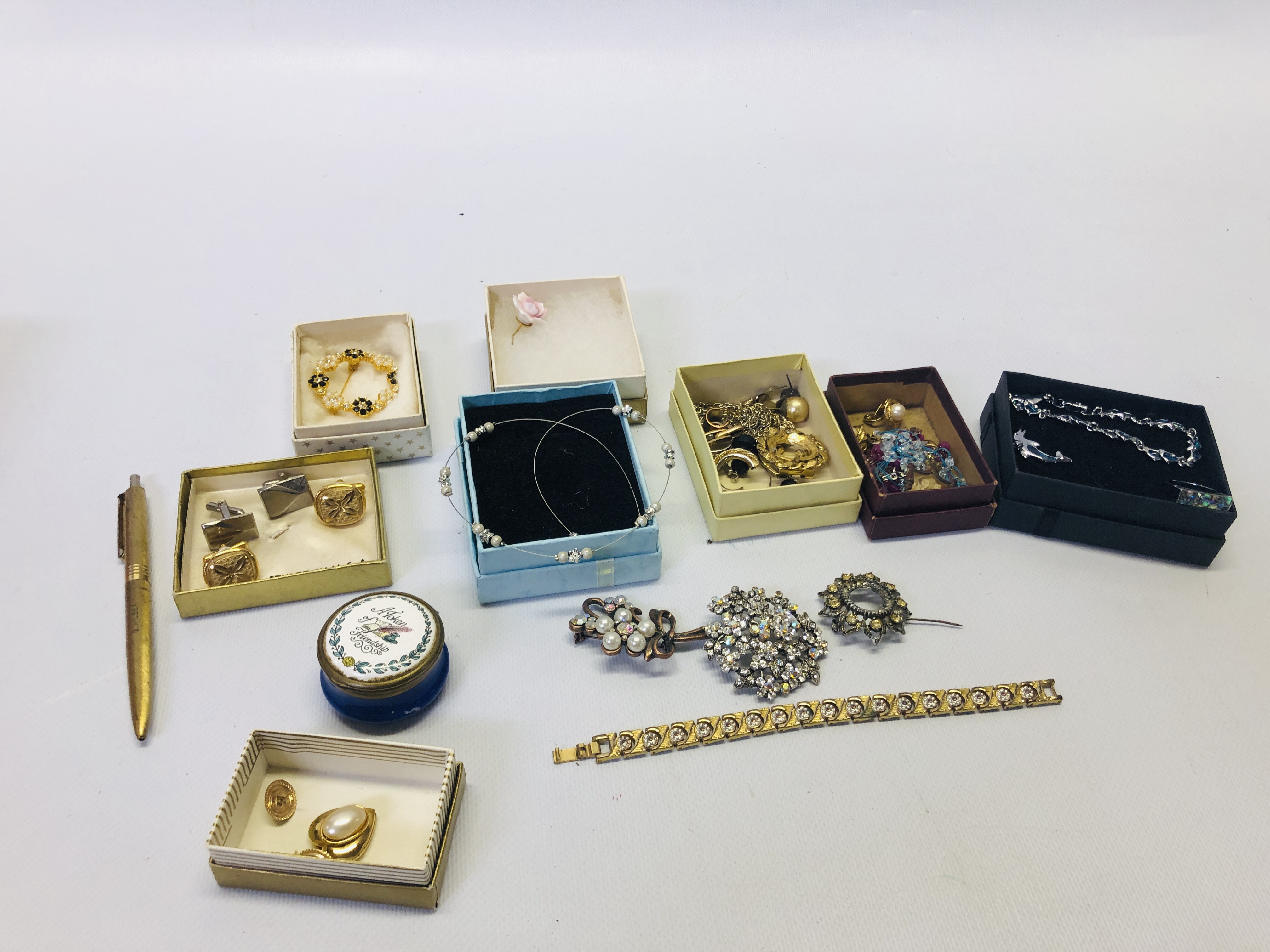 A BOX OF ASSORTED VINTAGE MODERN JEWELLERY TO INCLUDE A PAIR OF YELLOW METAL SIMULATED PEARL