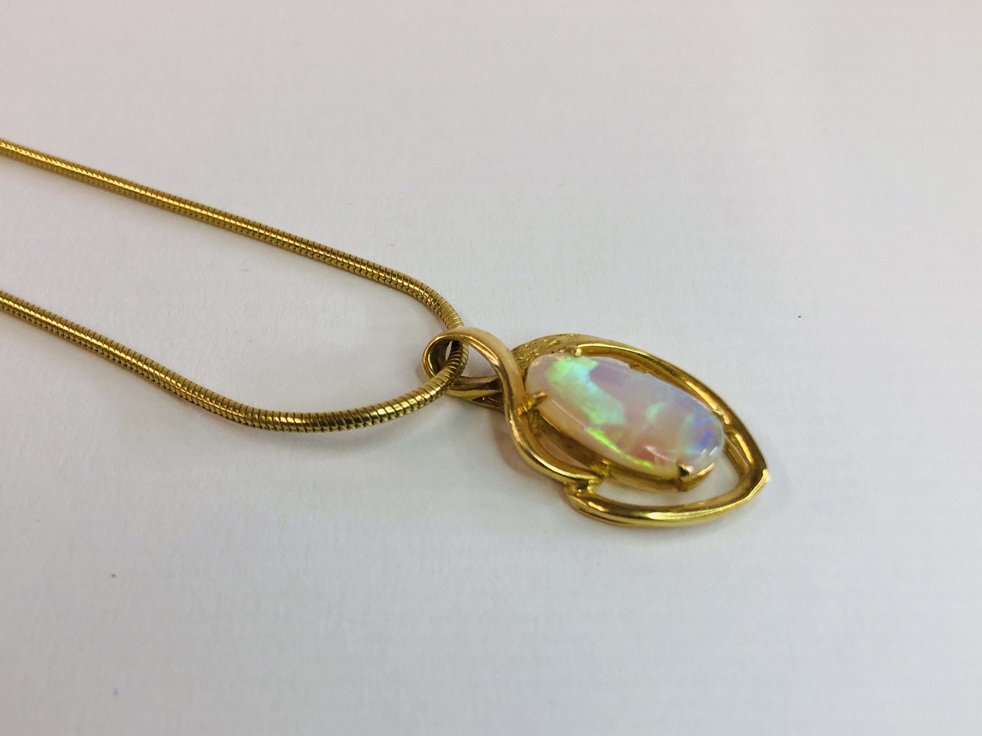 AN OPAL PENDANT MARKED 14K ON A FINE CHAIN MARKED 750 L 46CM. - Image 2 of 9