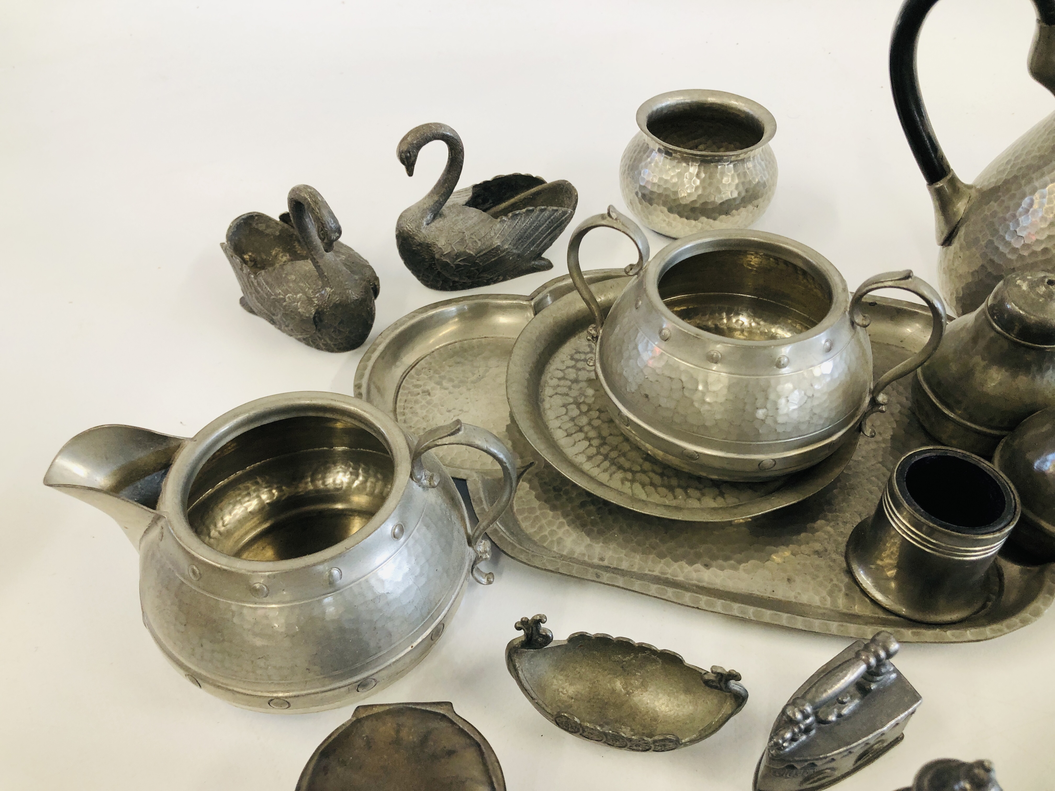 A BOX OF ASSORTED PLATED WARES ALONG WITH A BOX OF PEWTER WARES TO INCLUDE MINIATURE EXAMPLES. - Image 10 of 11
