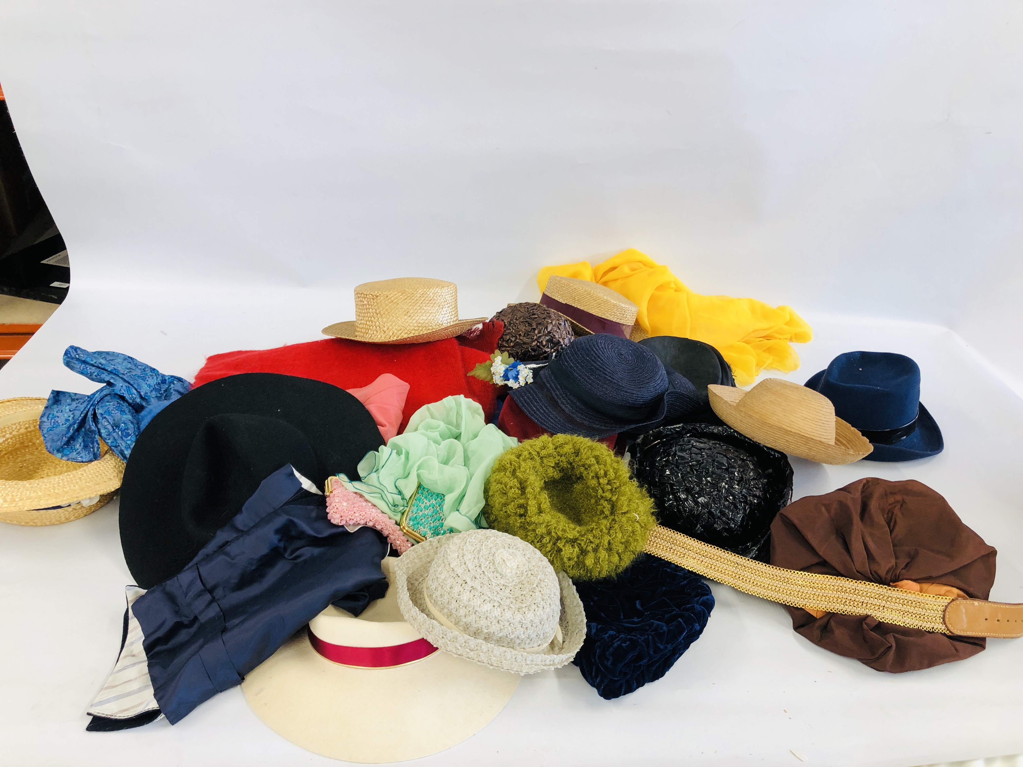 AN EXTENSIVE COLLECTION OF VINTAGE HATS IN TWO BOXES TO INCLUDE STRAW, FEATHER DECORATED ETC. - Image 5 of 8