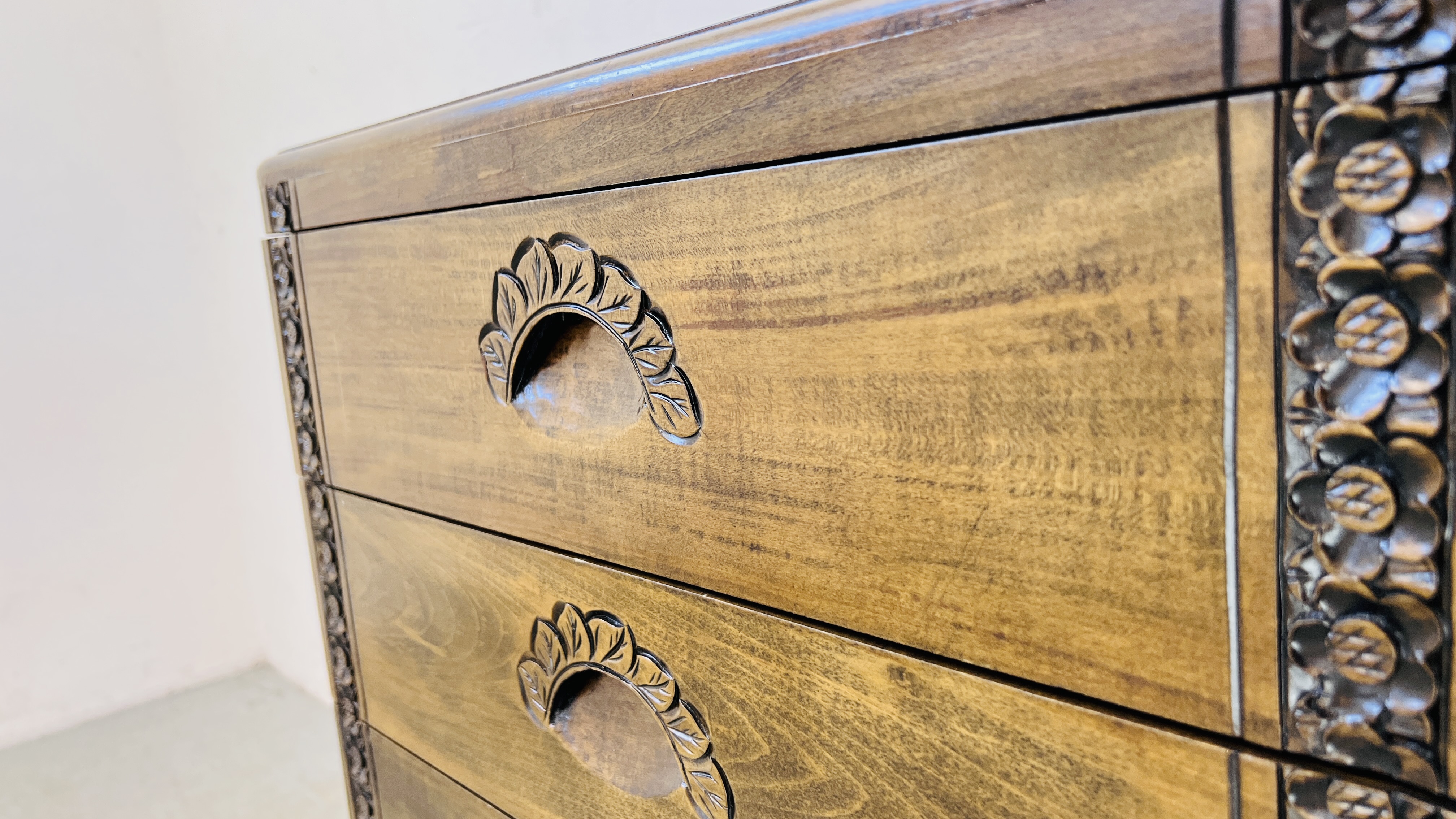 A 5 DRAWER HARDWOOD CHEST WITH A PAIR OF STALKS CARVED TO TOP AND FLORAL DECORATION CARVING - W - Image 8 of 11