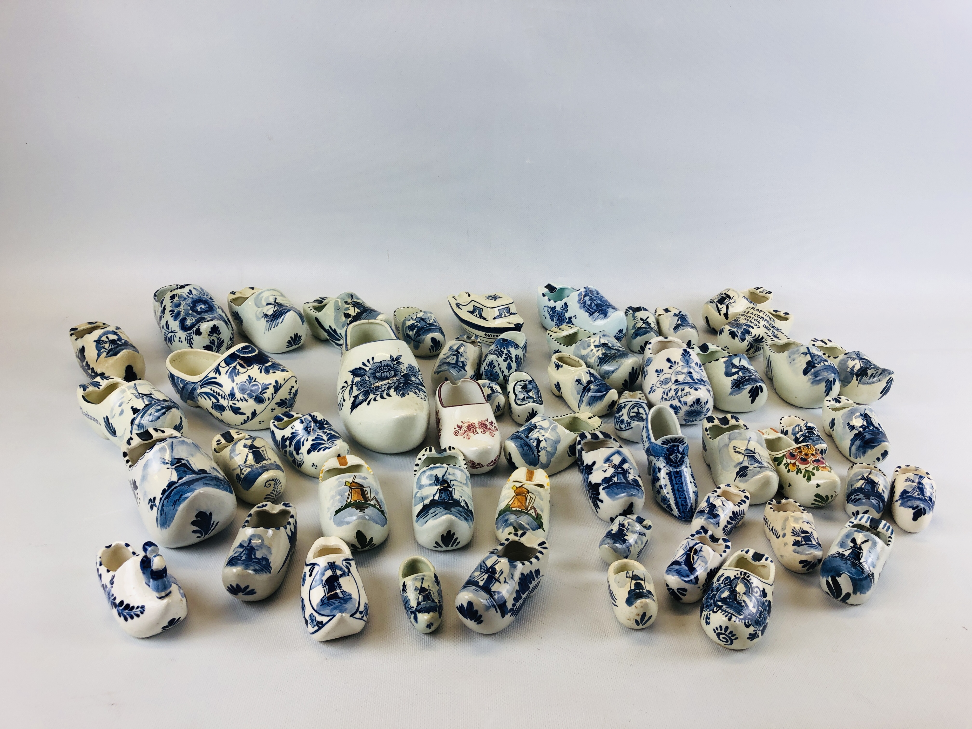 AN EXTENSIVE COLLECTION OF DELFT SINGLE CLOGS.