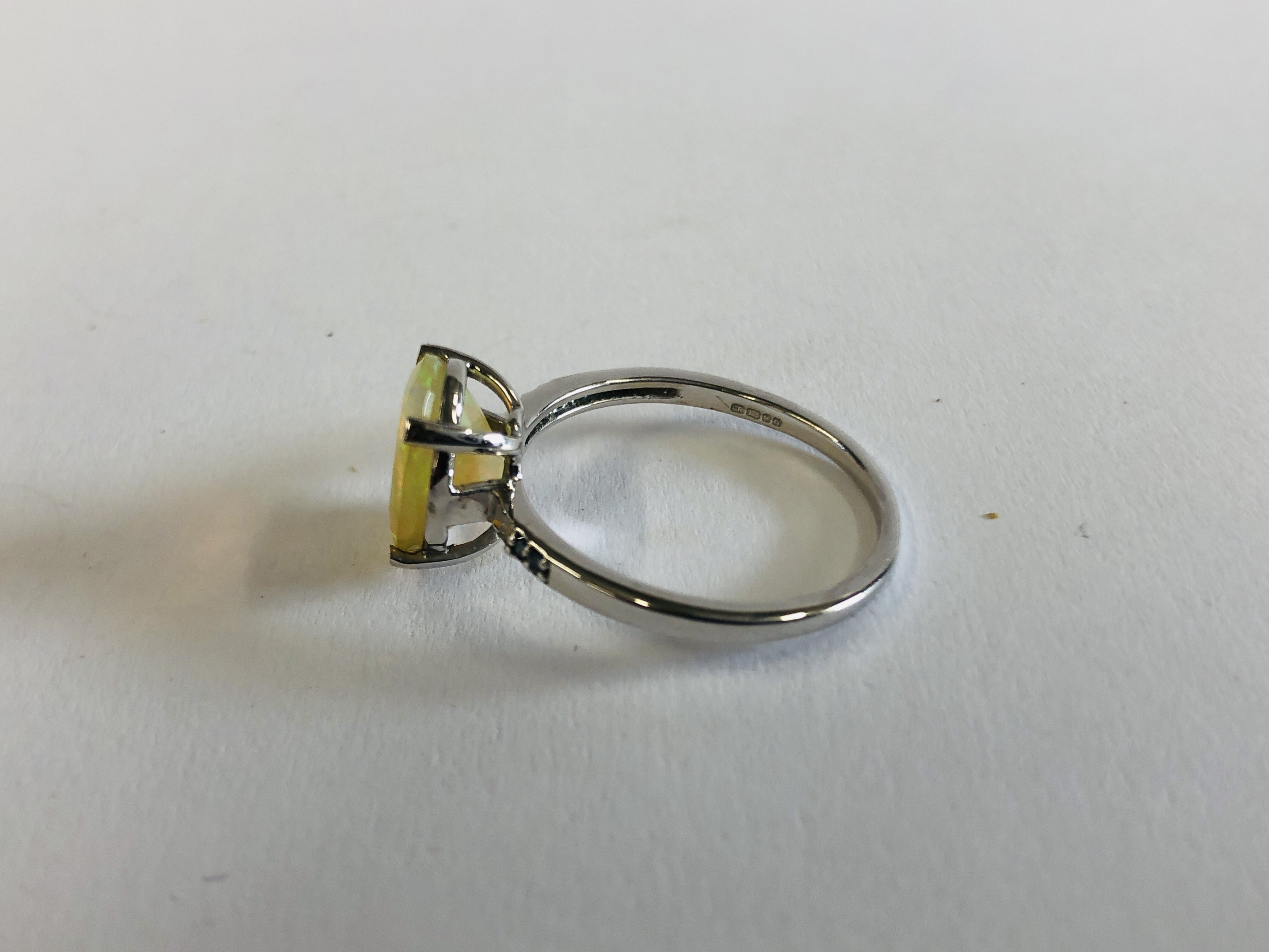 A 9CT WHITE GOLD STONE SET RING. - Image 3 of 6