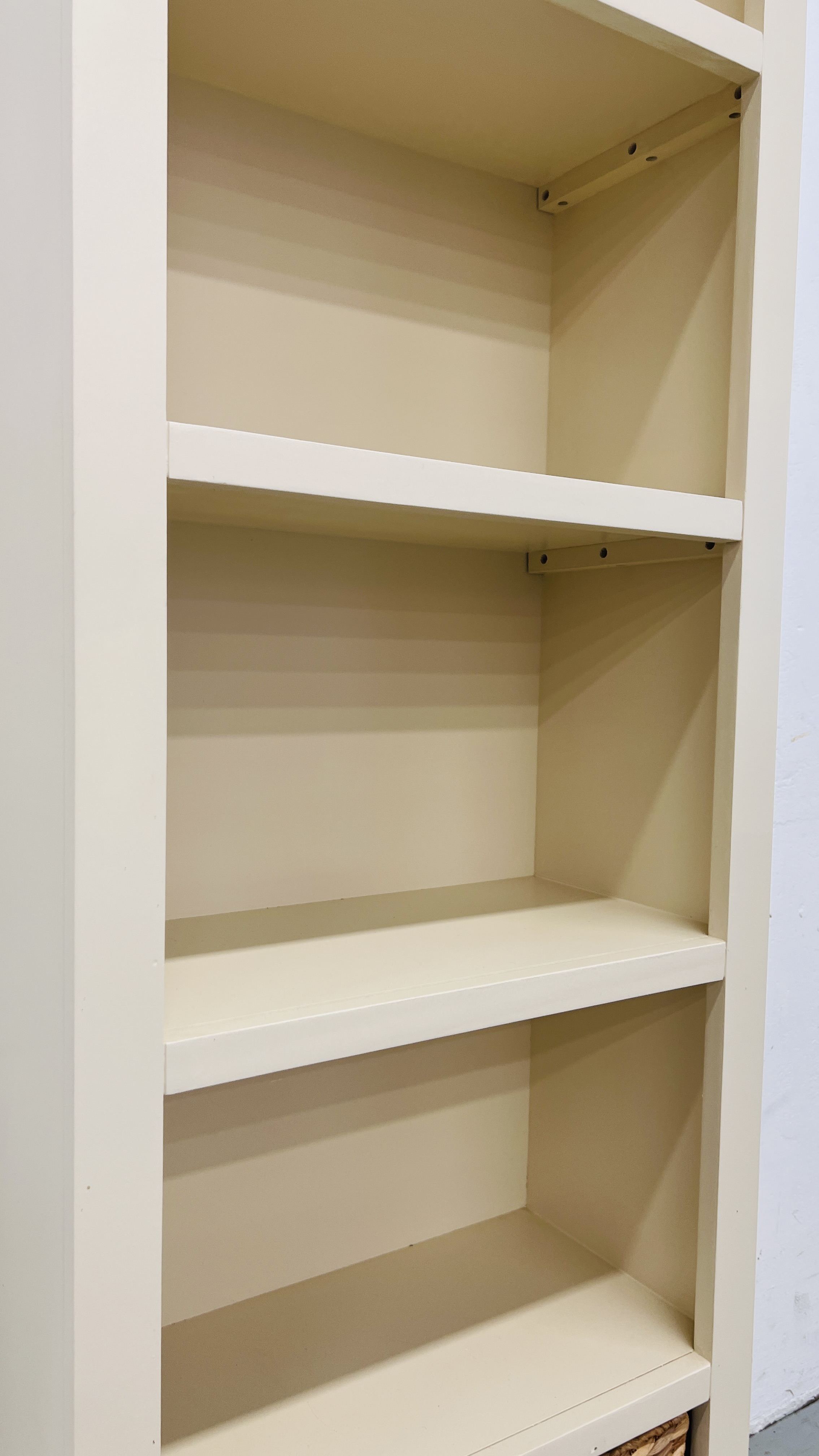 MODERN WHITE FINISH FULL HEIGHT OPEN BOOKSHELF WITH BASKET DRAWER TO BASE - W 60CM X D 30CM X H - Image 3 of 6