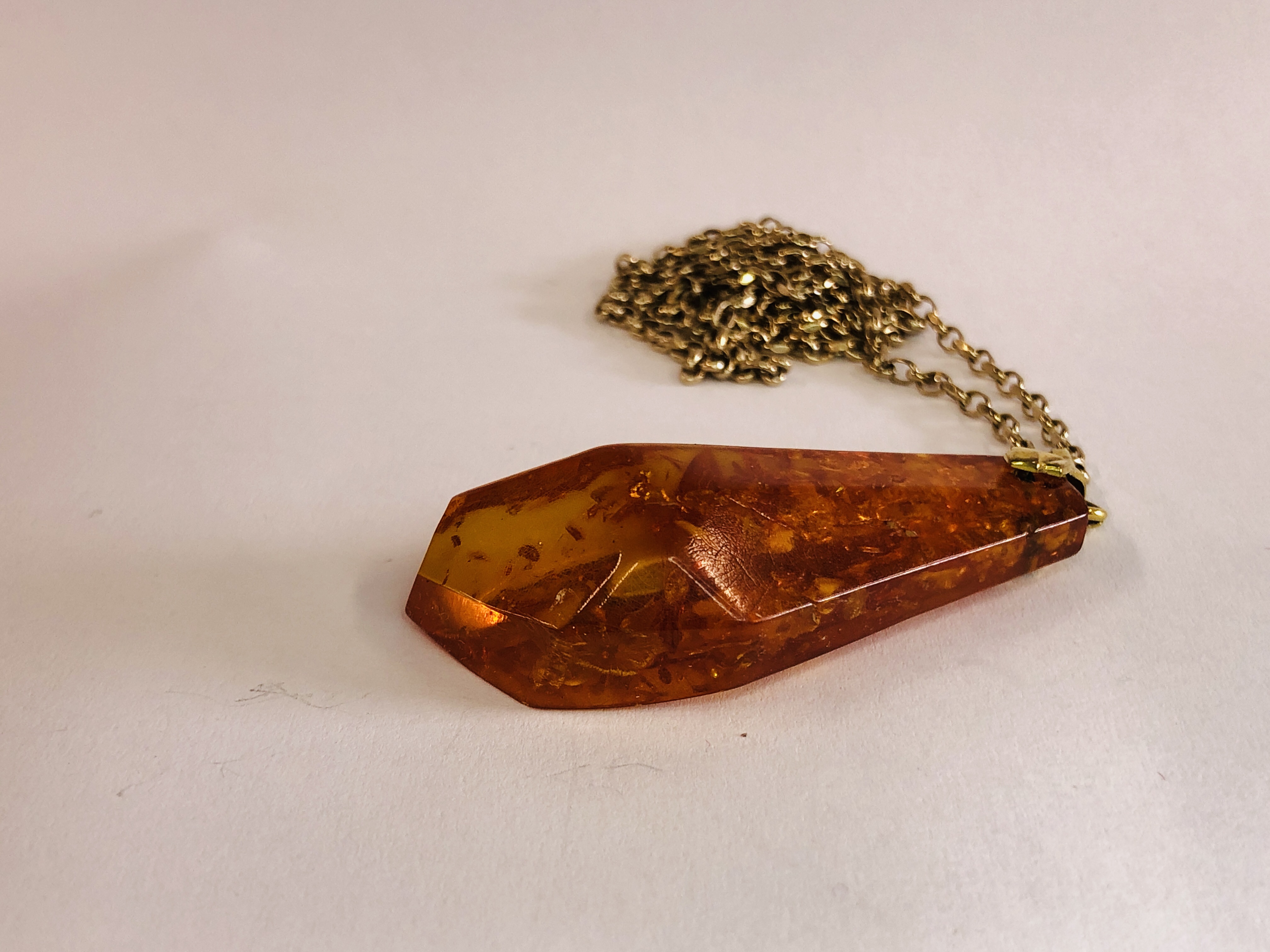 A 9CT GOLD BELCHER CHAIN ALONG WITH AN AMBER TYPE PENDANT L 70CM. - Image 3 of 12