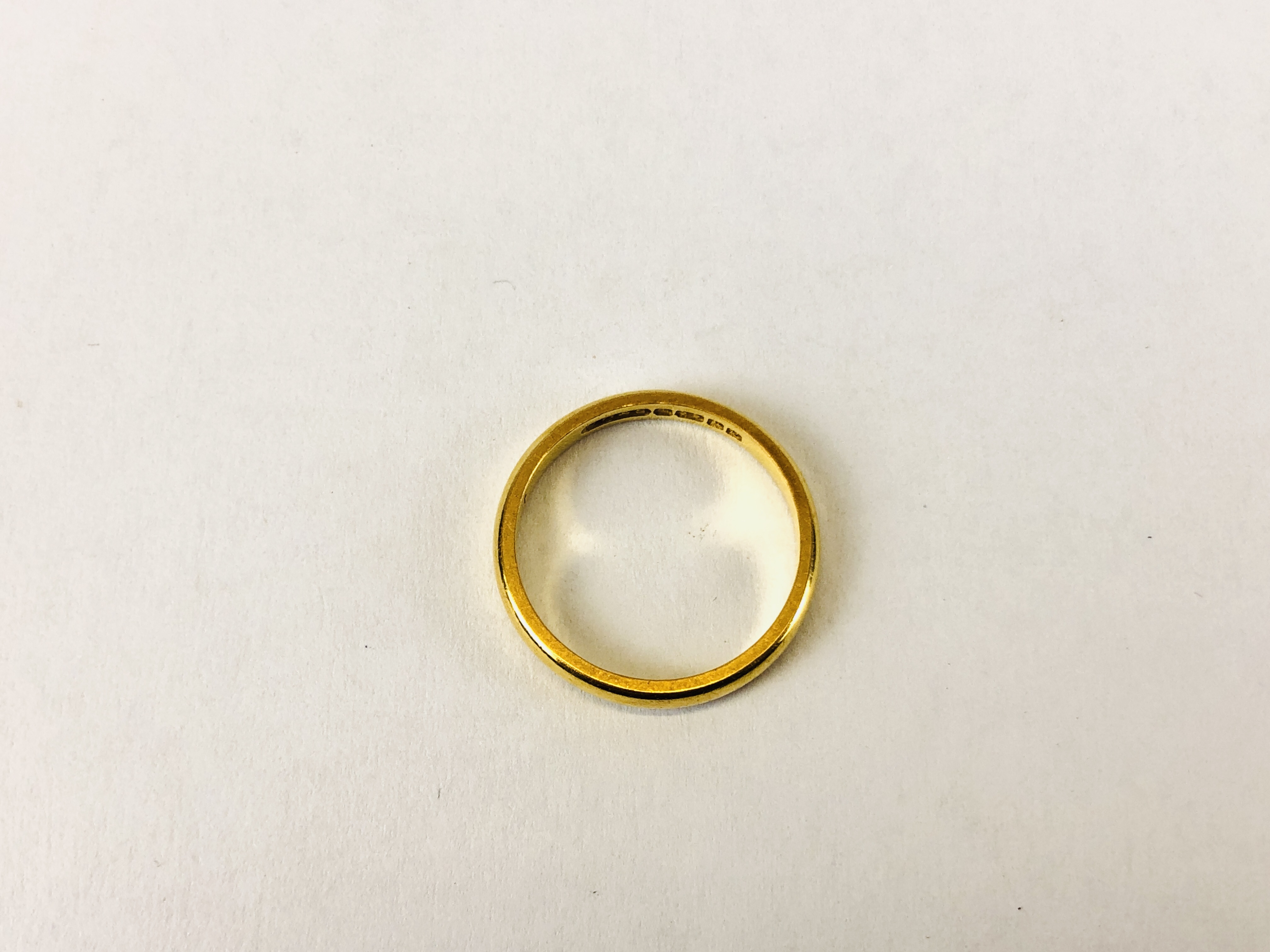 A 22CT GOLD WEDDING BAND. - Image 5 of 7
