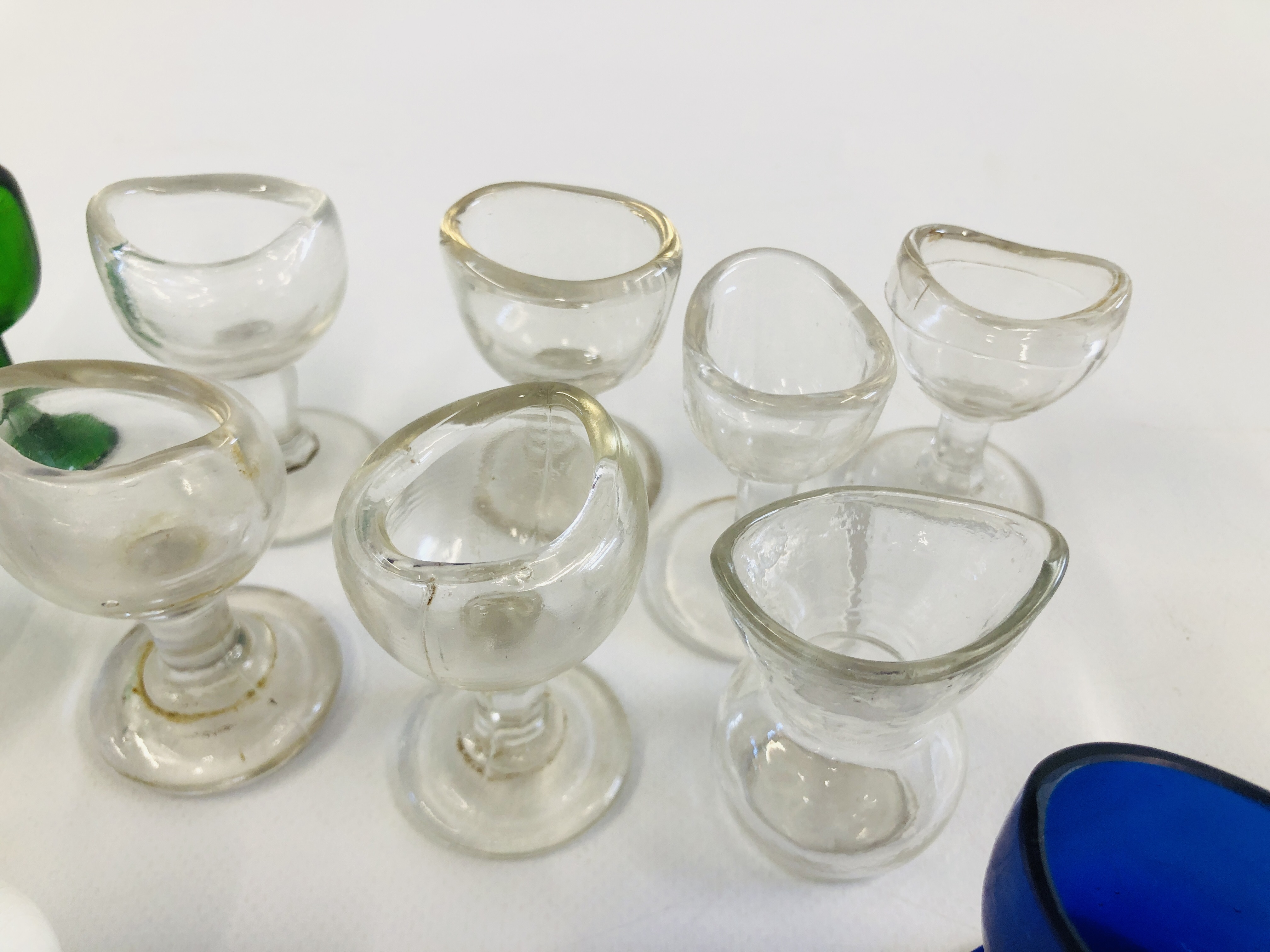 A COLLECTION OF MAINLY VINTAGE GLASS EYE BATHS TO INCLUDE CLEAR GLASS ALONG WITH BLUE AND GREEN - Image 5 of 8