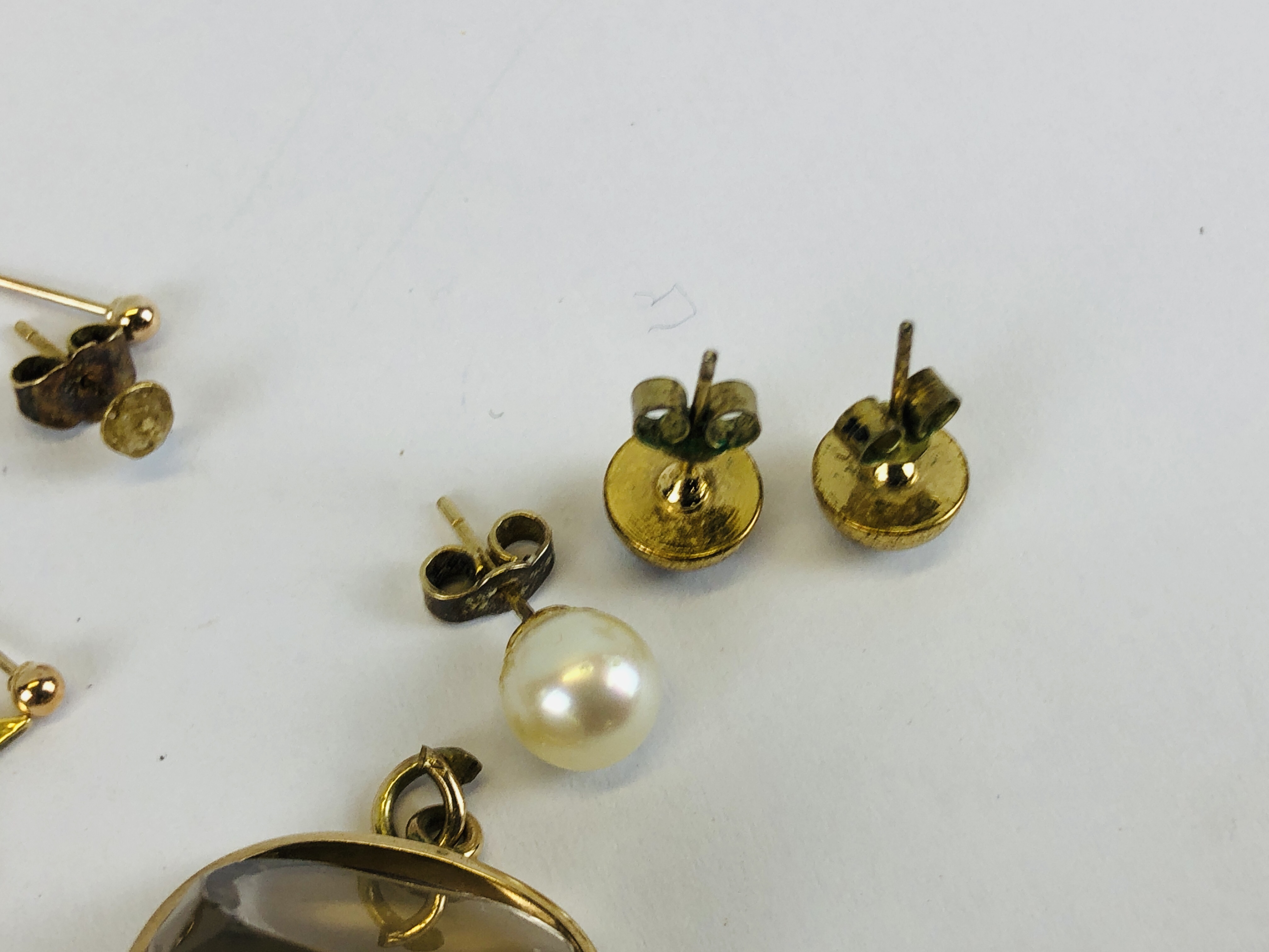 A COLLECTION OF YELLOW METAL & 9CT GOLD STUD & HOOP EARRINGS, RING & PENDANT ETC. - Image 9 of 12