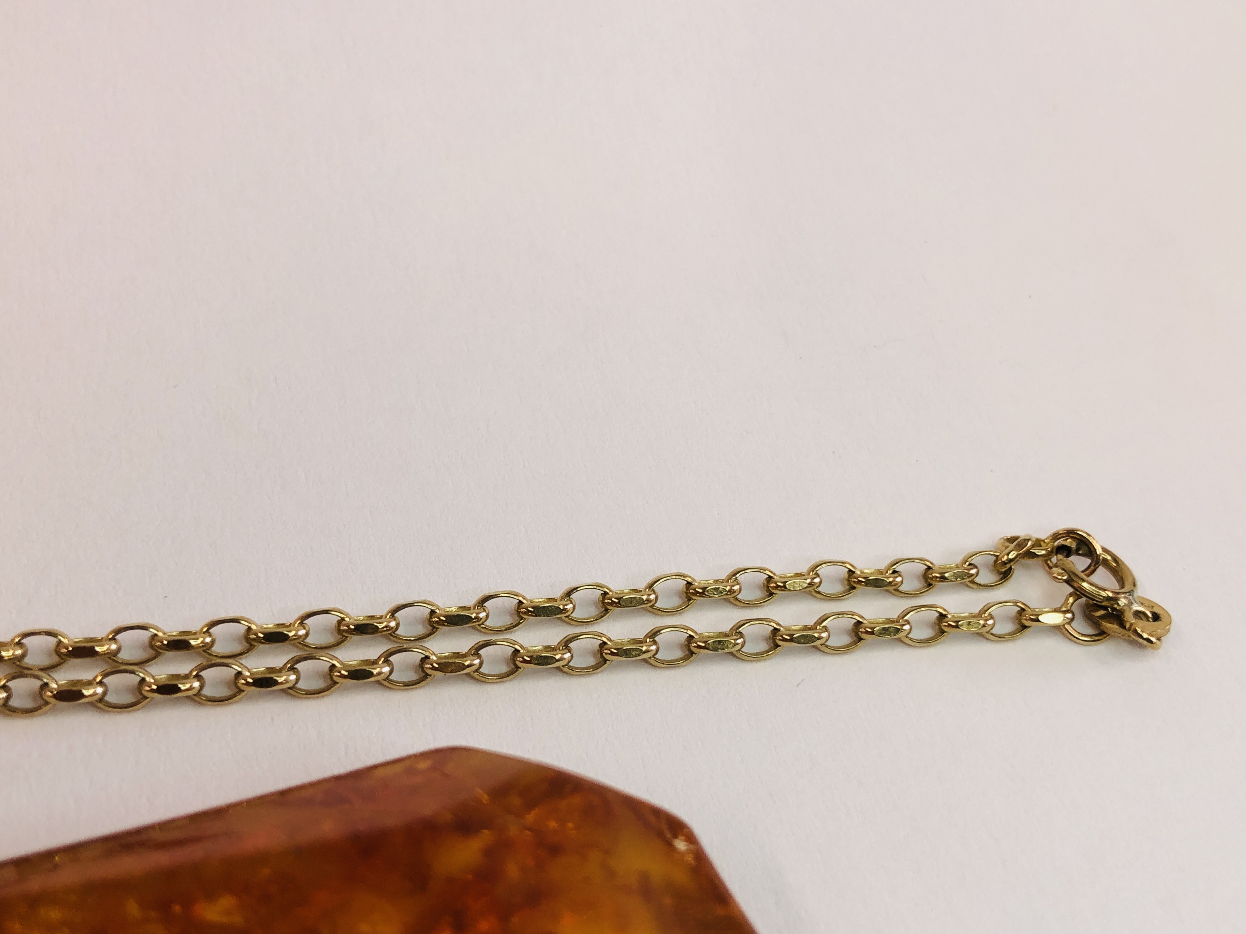 A 9CT GOLD BELCHER CHAIN ALONG WITH AN AMBER TYPE PENDANT L 70CM. - Image 9 of 12