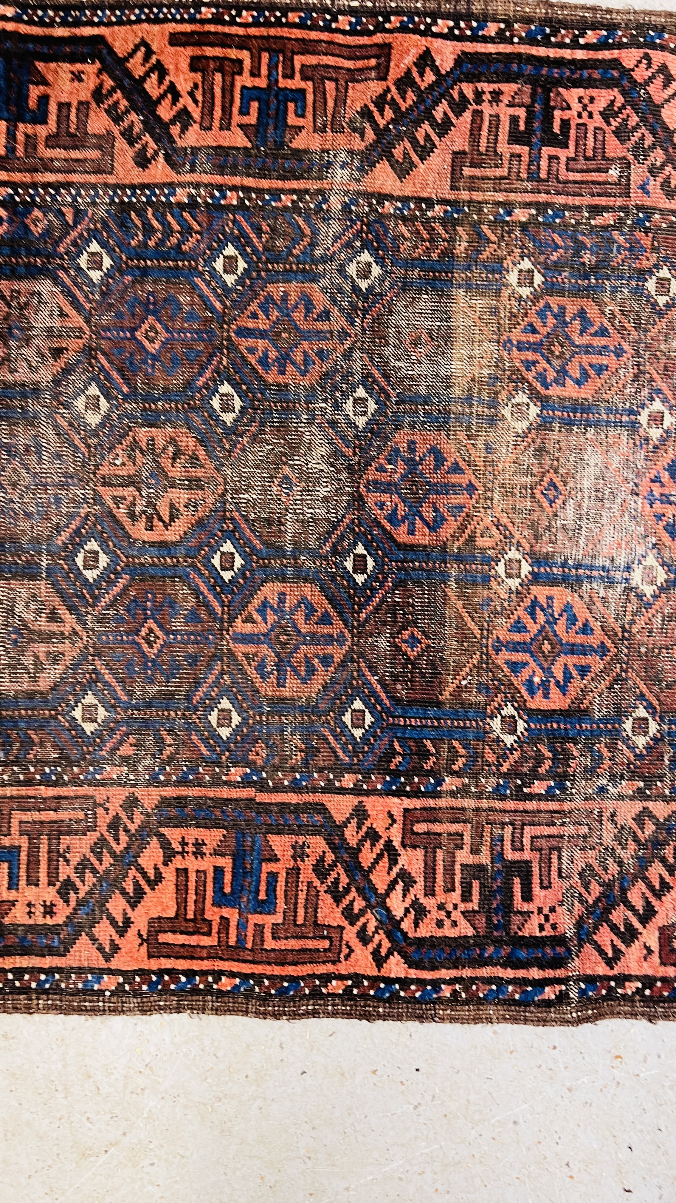 A TRADITIONAL BELOUCH RUG BLUE/ORANGE DESIGN (WORN CONDITION) 135 X 90CM. - Image 4 of 7