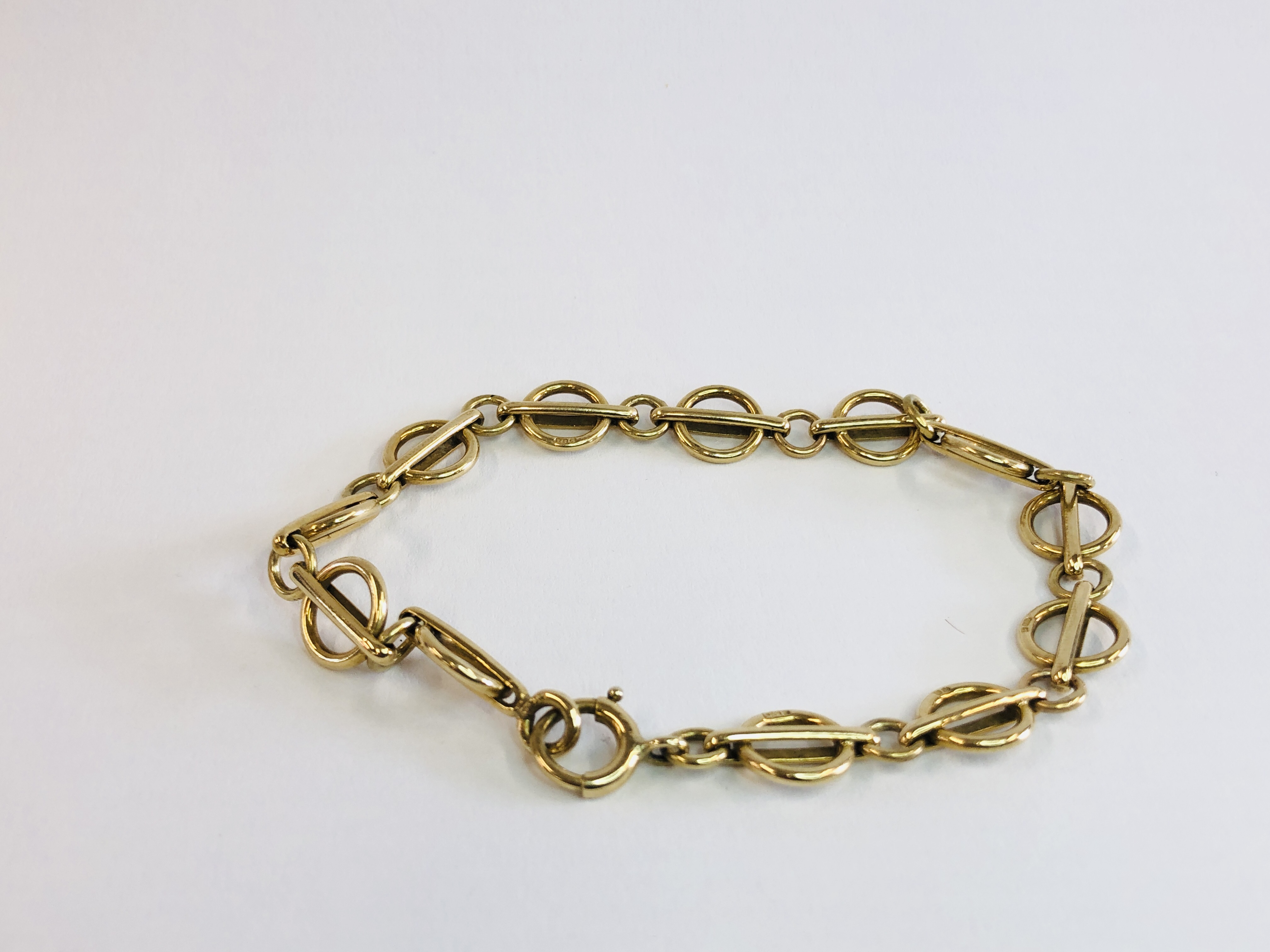 A DESIGNER FANCY LINK BRACELET MARKED 375,