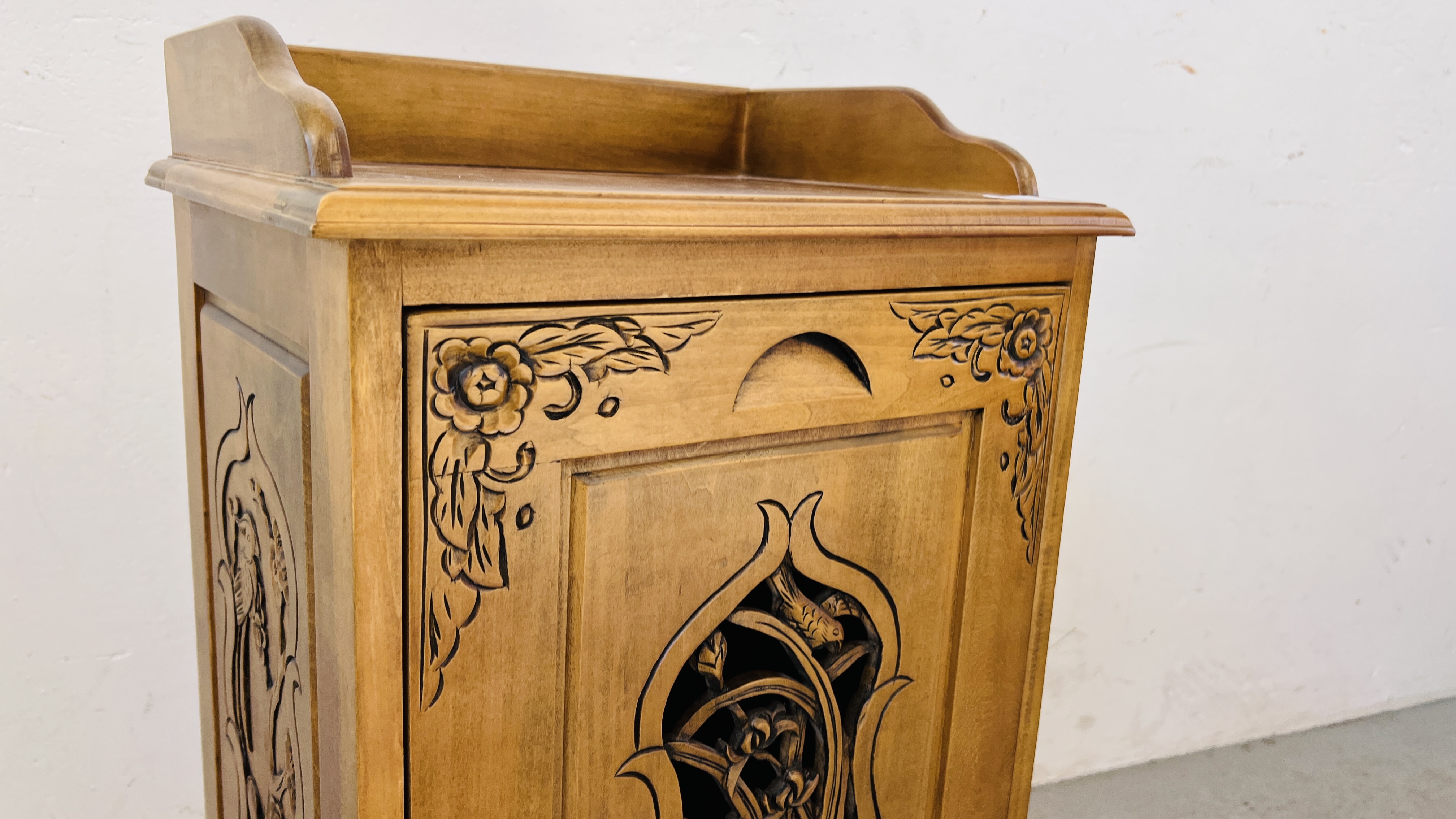 A HARDWOOD LINEN TIDY WITH CARVED DETAIL TO THE FRONT - W 43CM X D 33CM X H 80CM. - Image 3 of 7