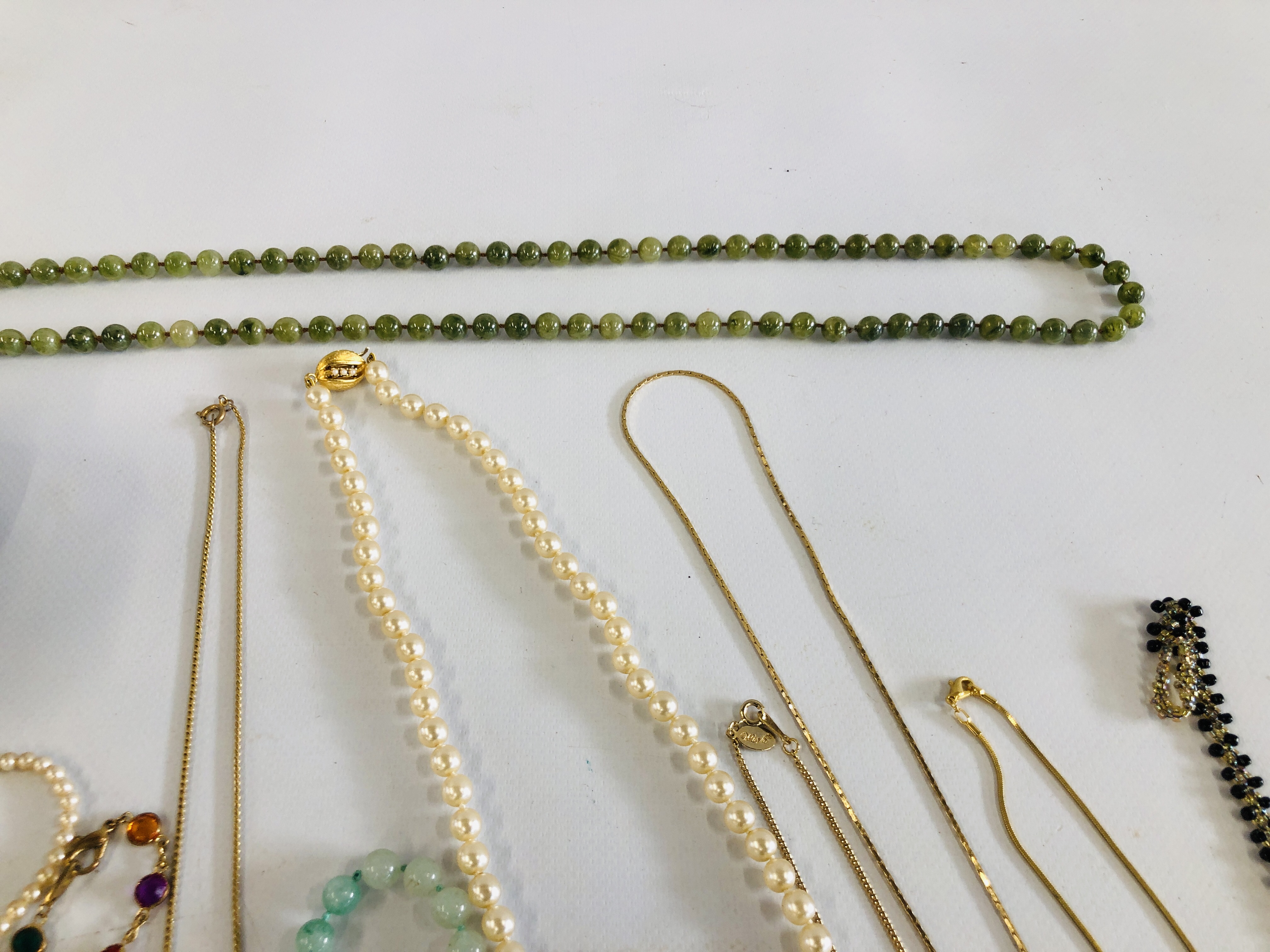 A BASKET OF ASSORTED COSTUME JEWELLERY TO INCLUDE SIMULATED PEARLS, - Image 5 of 18