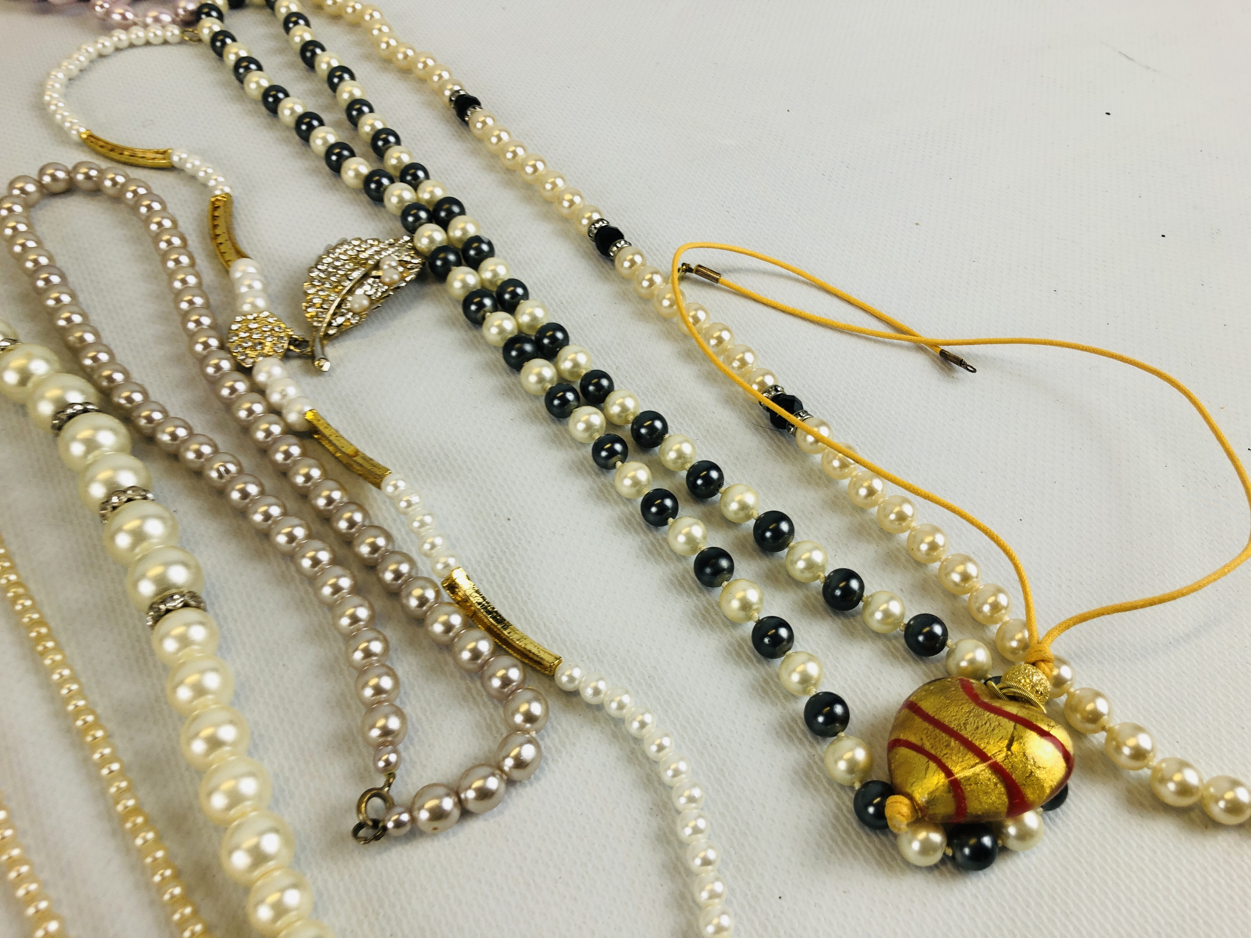 BOX OF ASSORTED COSTUME AND SILVER JEWELLERY TO INCLUDE SIMULATED PEARLS, STRATTON COMPACTS, - Image 5 of 12