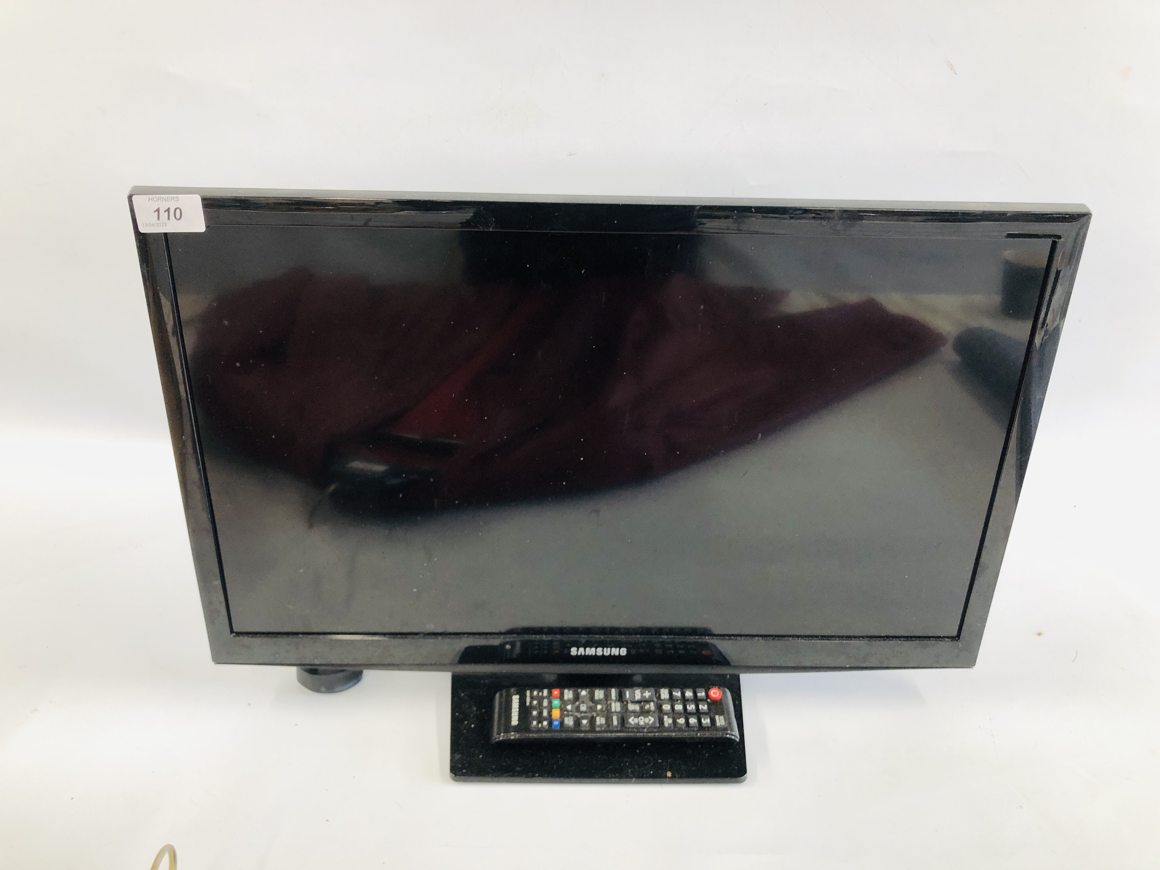 SAMSUNG 24 INCH TV MODEL YE24 H 400 3AW WITH REMOTE CONTROL - SOLD AS SEEN.