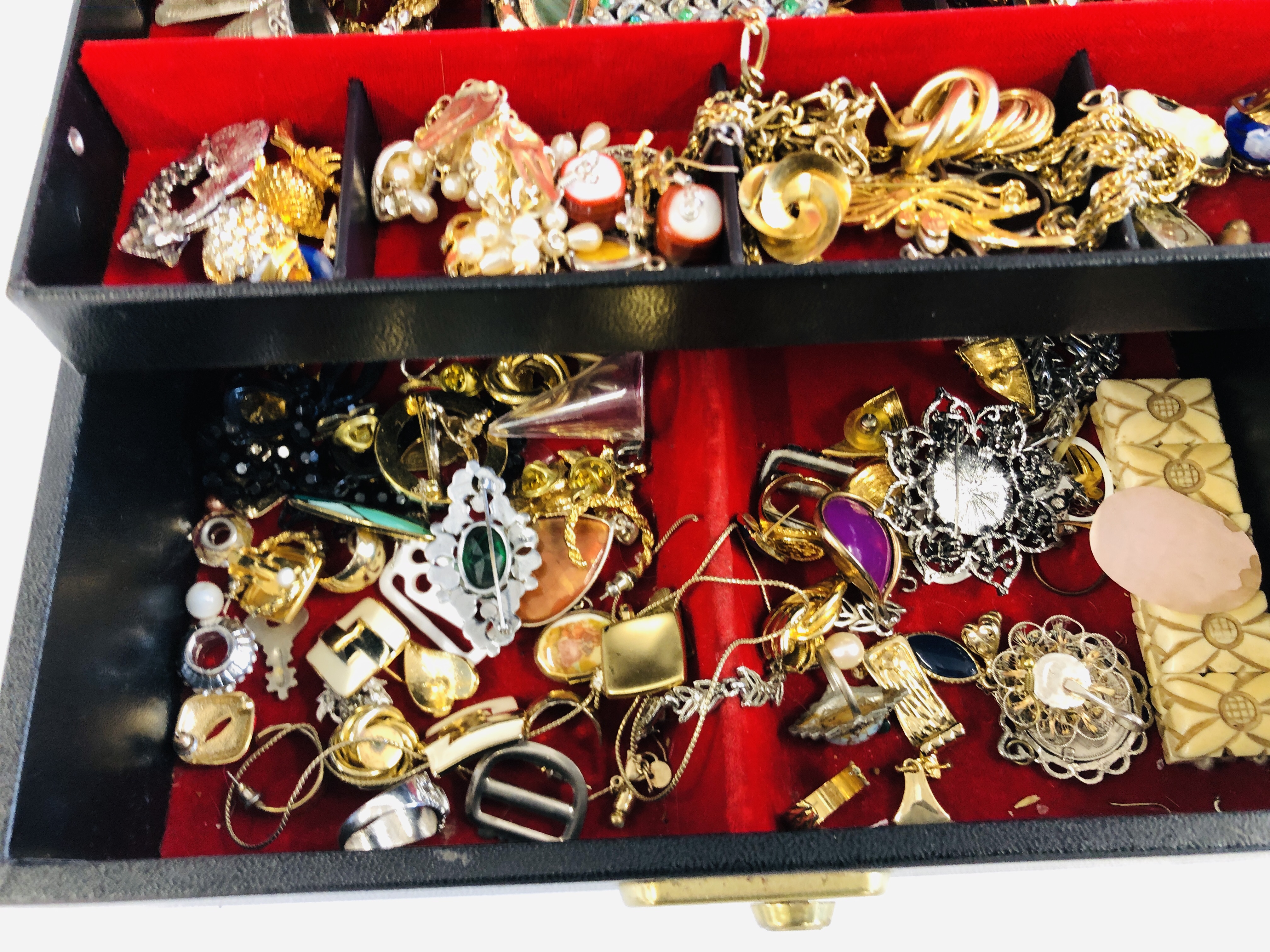 A JEWELLERY BOX CONTAINING A QUANTITY OF COSTUME JEWELLERY TO INCLUDE BROOCHES, BANGLES, - Image 8 of 9