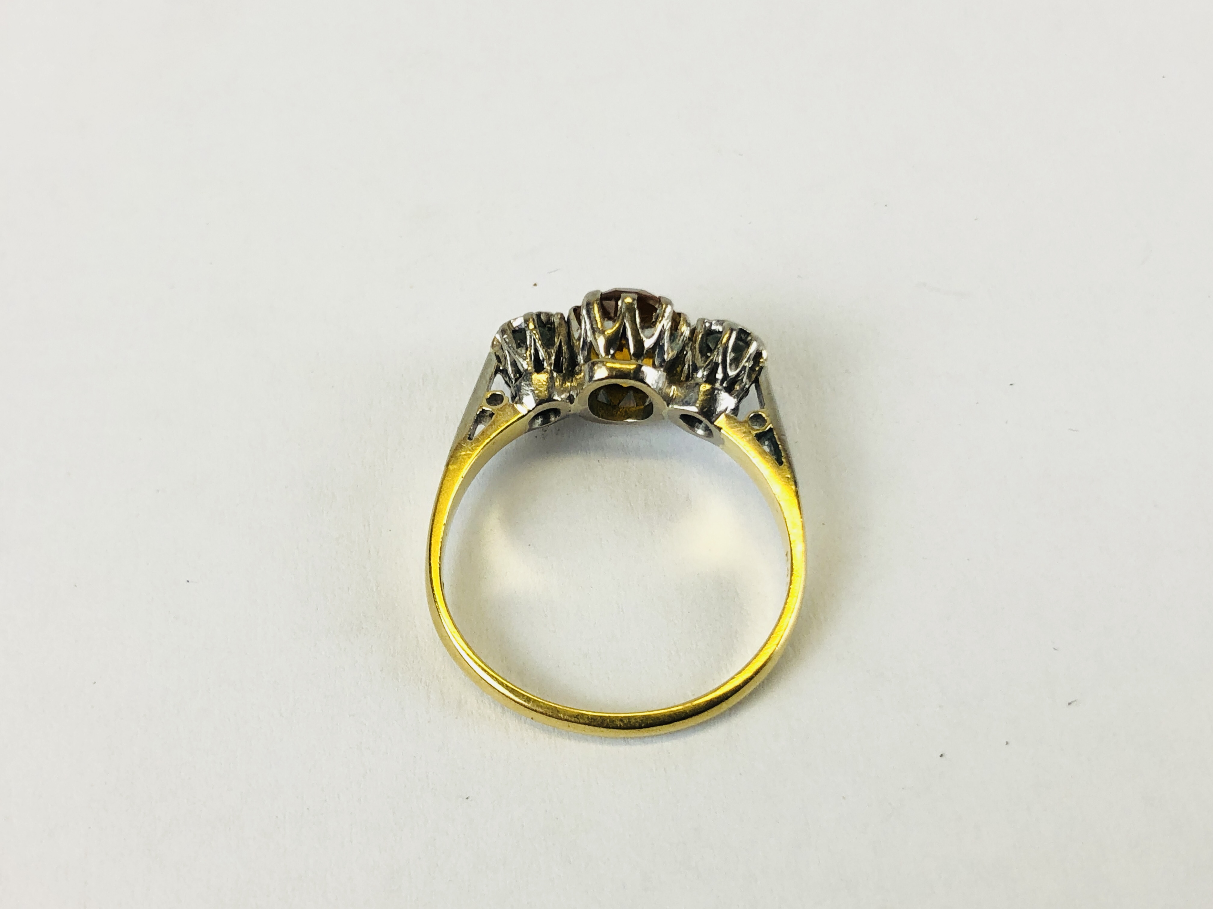 A VINTAGE RING STAMPED 18CT PLAT SET WITH A CENTRAL OVAL CITRINE, - Image 7 of 9
