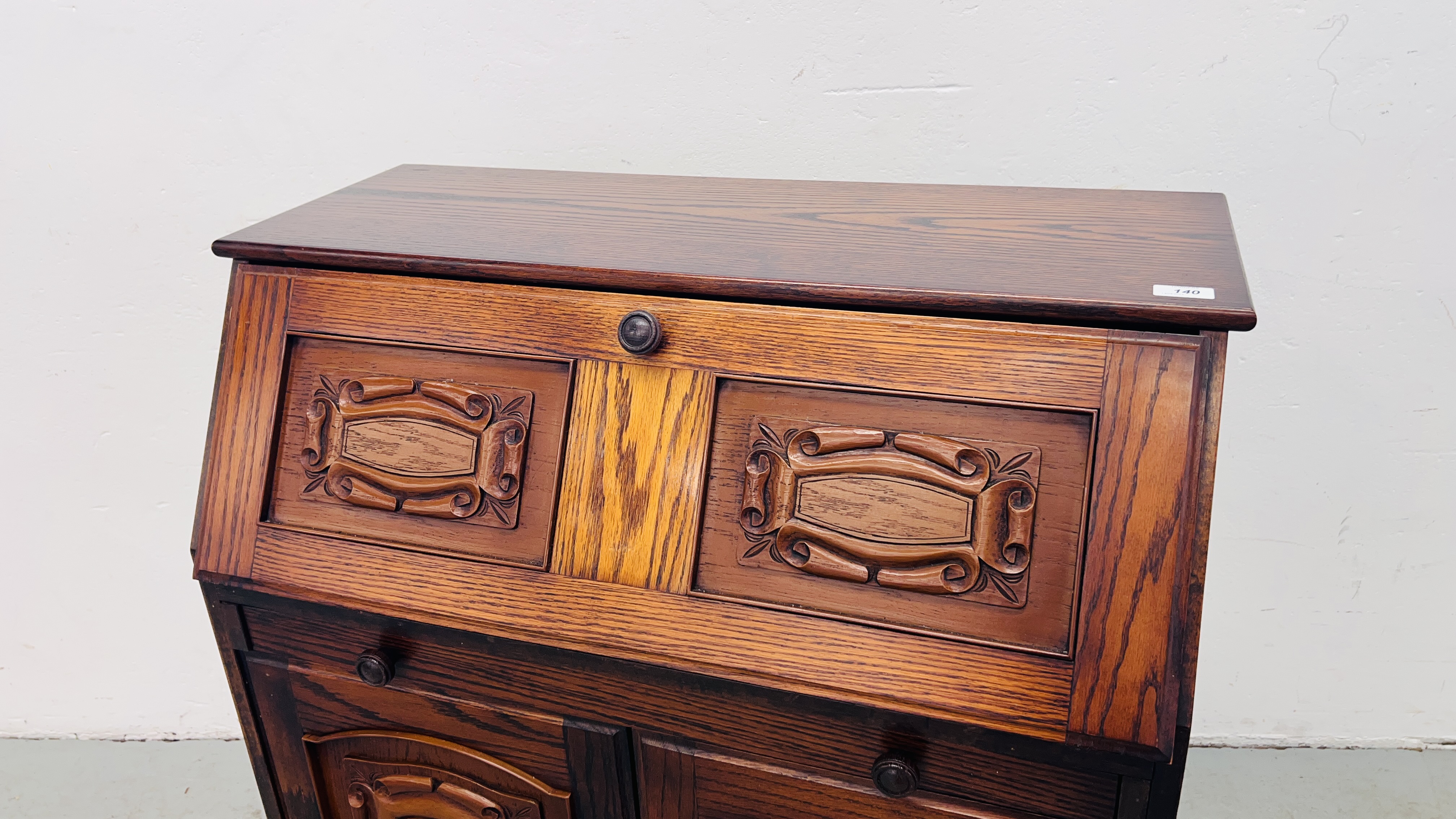 A MODERN FALLING FRONT OAK BUREAU WITH LINEN FOLD DETAIL W 86CM X D 46CM. - Image 2 of 7