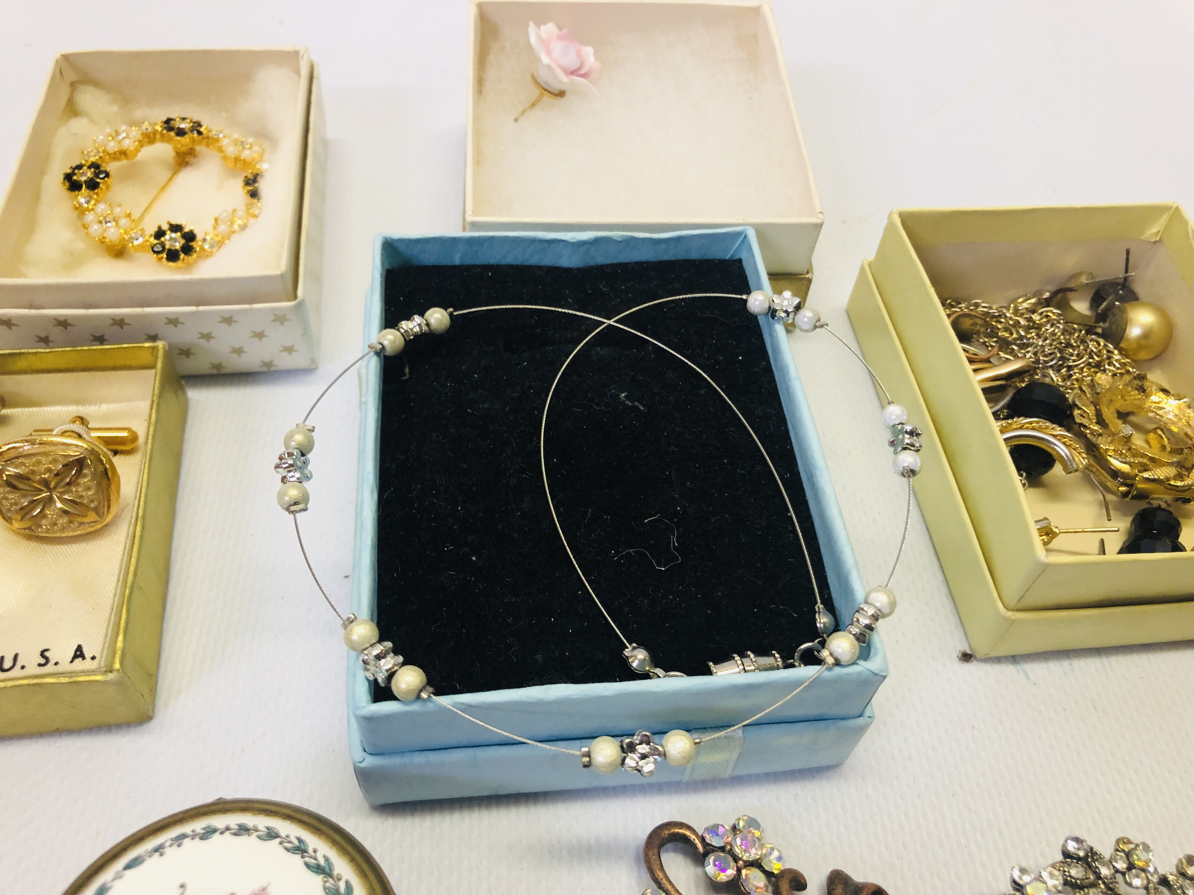 A BOX OF ASSORTED VINTAGE MODERN JEWELLERY TO INCLUDE A PAIR OF YELLOW METAL SIMULATED PEARL - Image 6 of 10