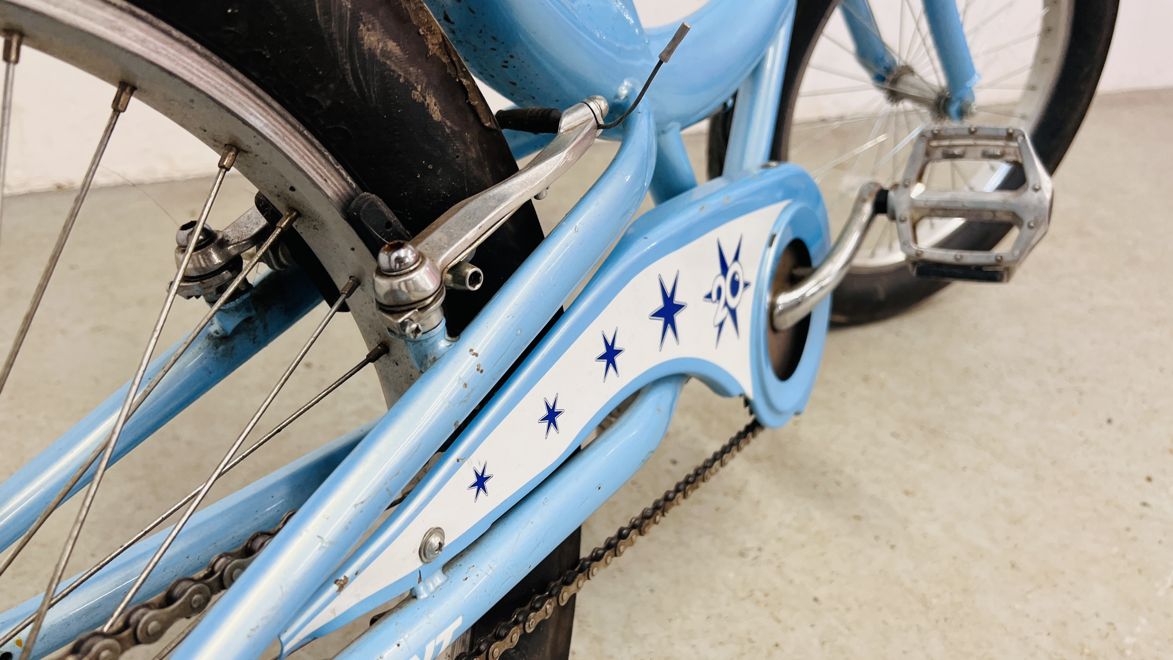 A GIRLS CRUISER STYLE GLOSS BICYCLE (BLUE). - Image 8 of 13