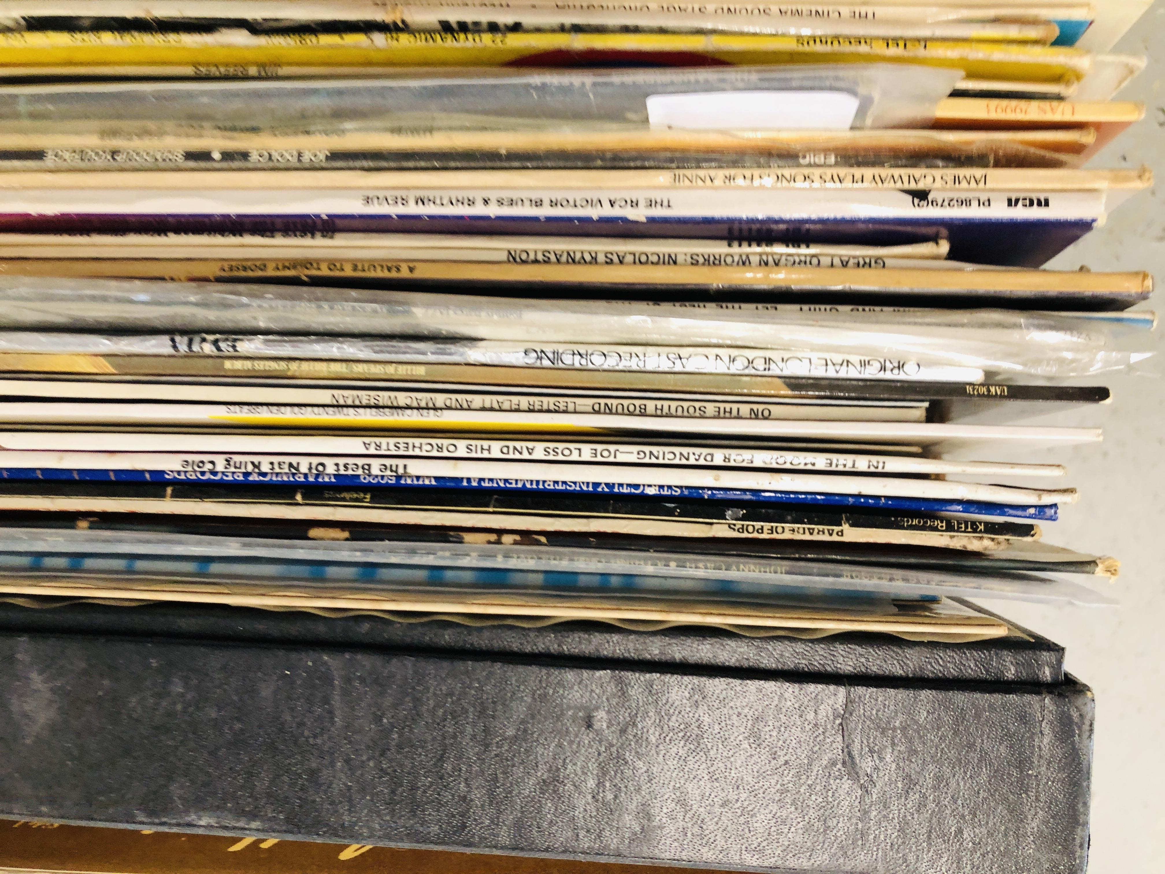 2 BOXES CONTAINING APPROXIMATELY 240 RECORDS TO INCLUDE FRANKIE LAINE, TOM JONES, JAMES GALLWAY ETC. - Image 2 of 8