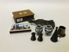 A GROUP OF VINTAGE COLLECTIBLES TO INCLUDE A HEAVY BRASS SQUAT CANDLESTICK, CANDLE SNUFF,