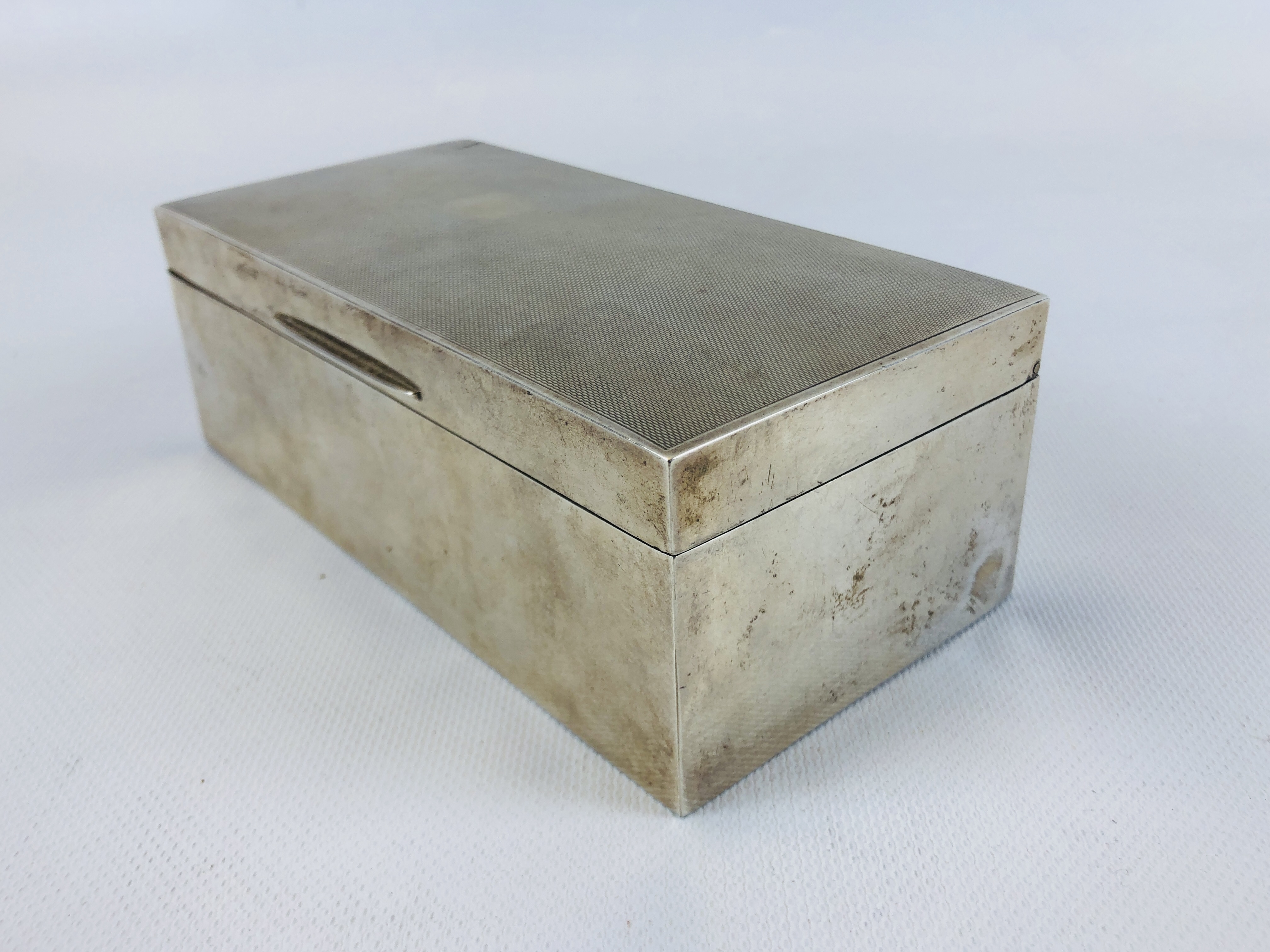 A SILVER CIGARETTE BOX, THE TOP WITH ENGINE TURNED FINISH, UN-ENGRAVED BIRMINGHAM ASSAY, - Image 6 of 11