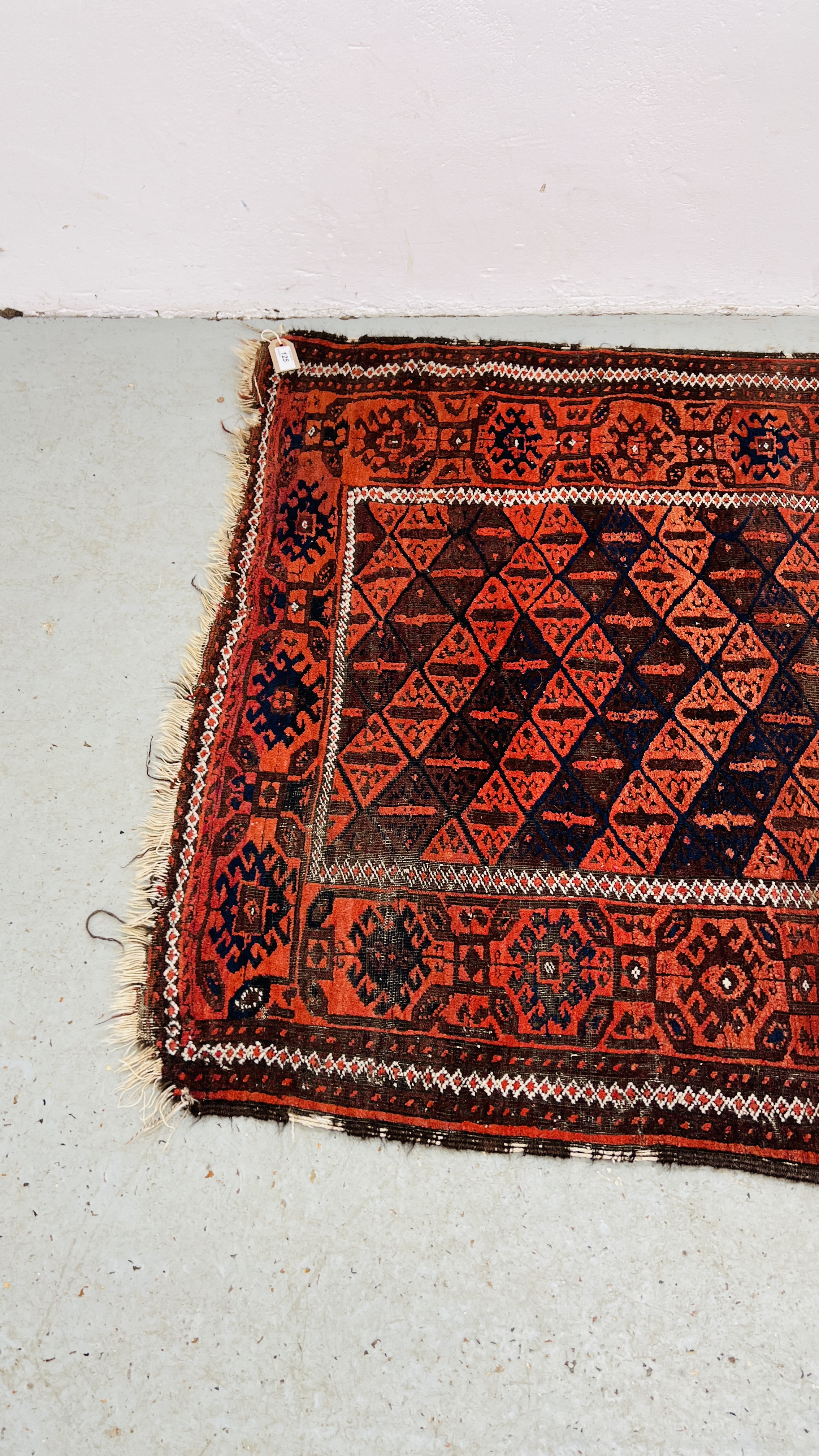 A TRADITIONAL BELOUCH RUG WITH A CENTRAL LATTICE WORK DESIGN (ORANGE / BLUE) 200 X 107CM. - Image 4 of 7