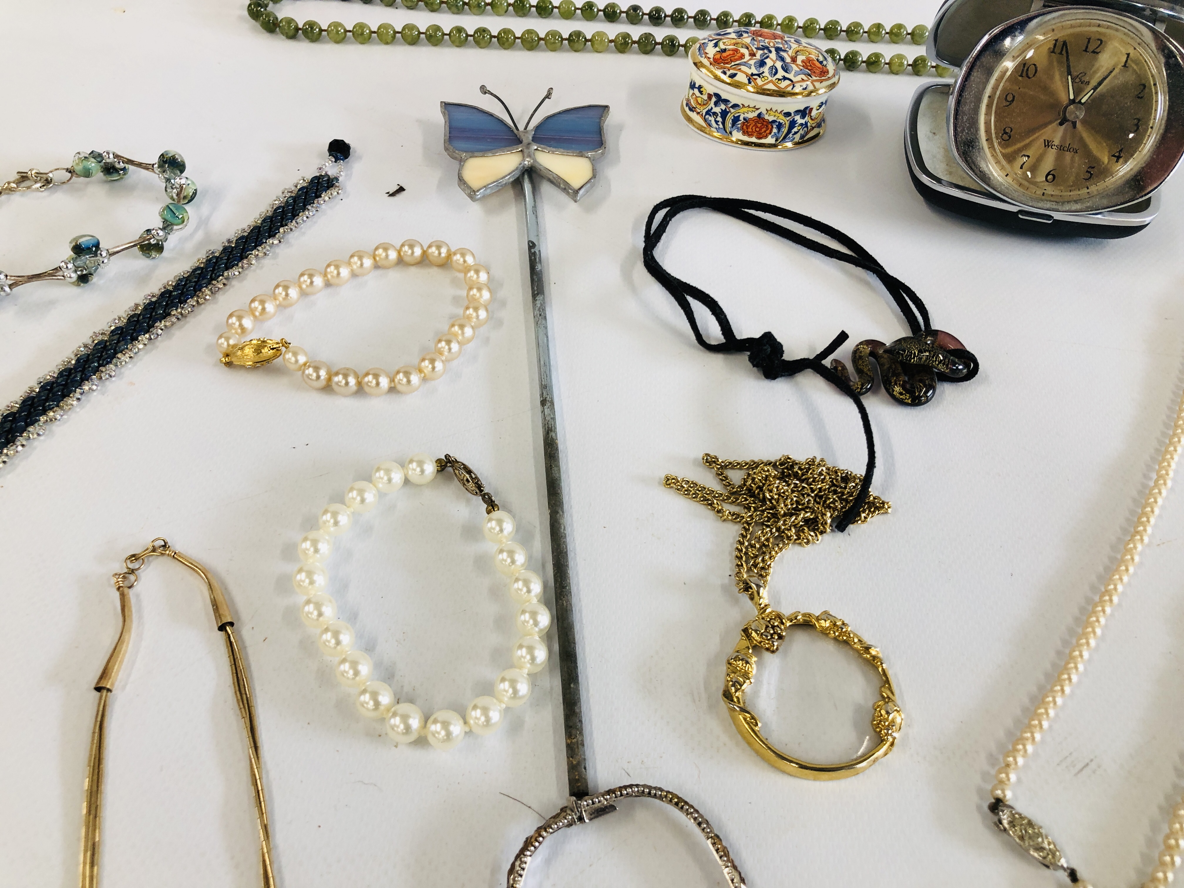 A BASKET OF ASSORTED COSTUME JEWELLERY TO INCLUDE SIMULATED PEARLS, - Image 17 of 18