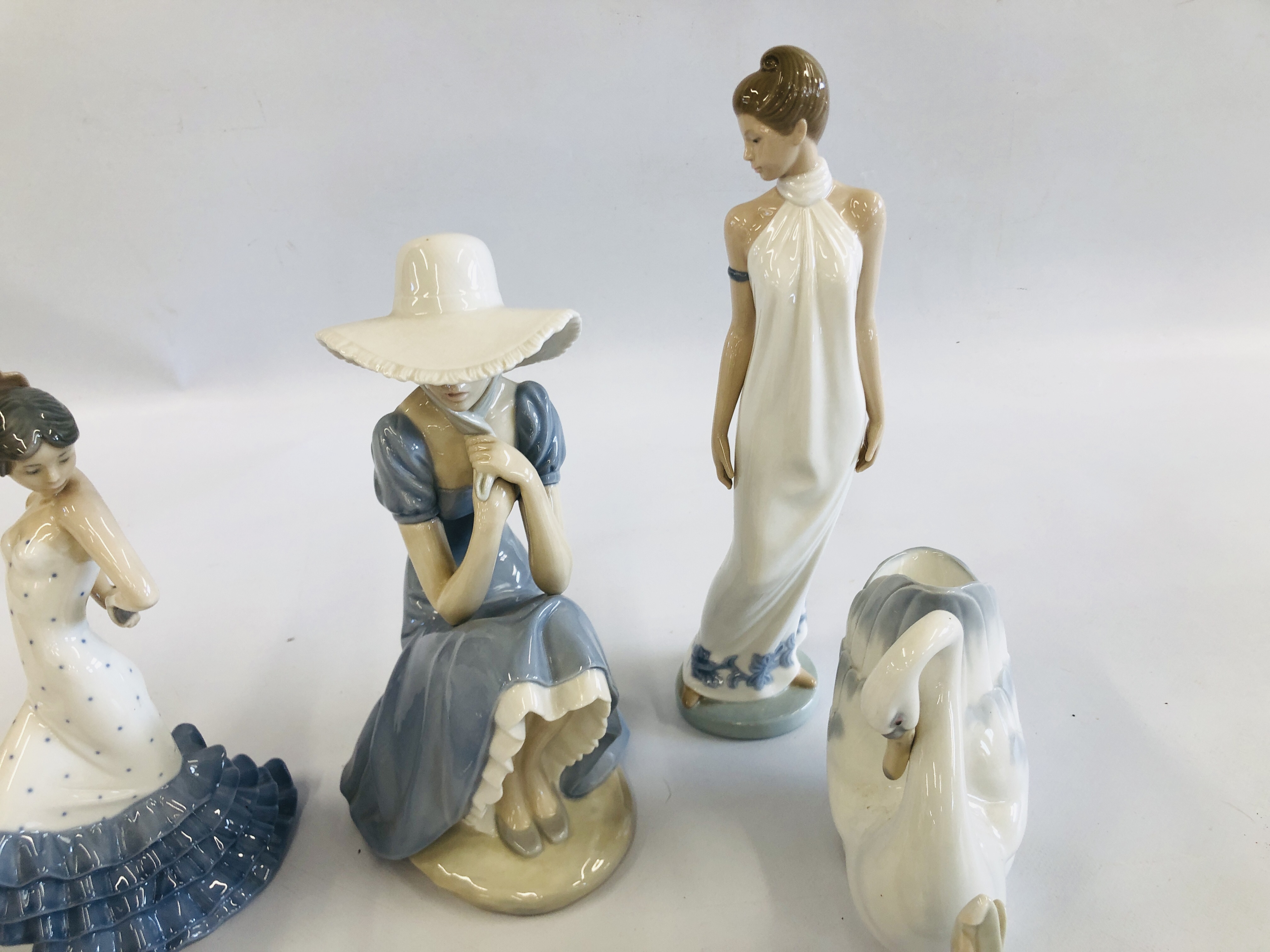 A GROUP OF 5 NAO FIGURES TO INCLUDE 3 GEESE BY A STUMP, SWAN BUD VASE, SEATED GIRL IN HAT, - Image 5 of 9