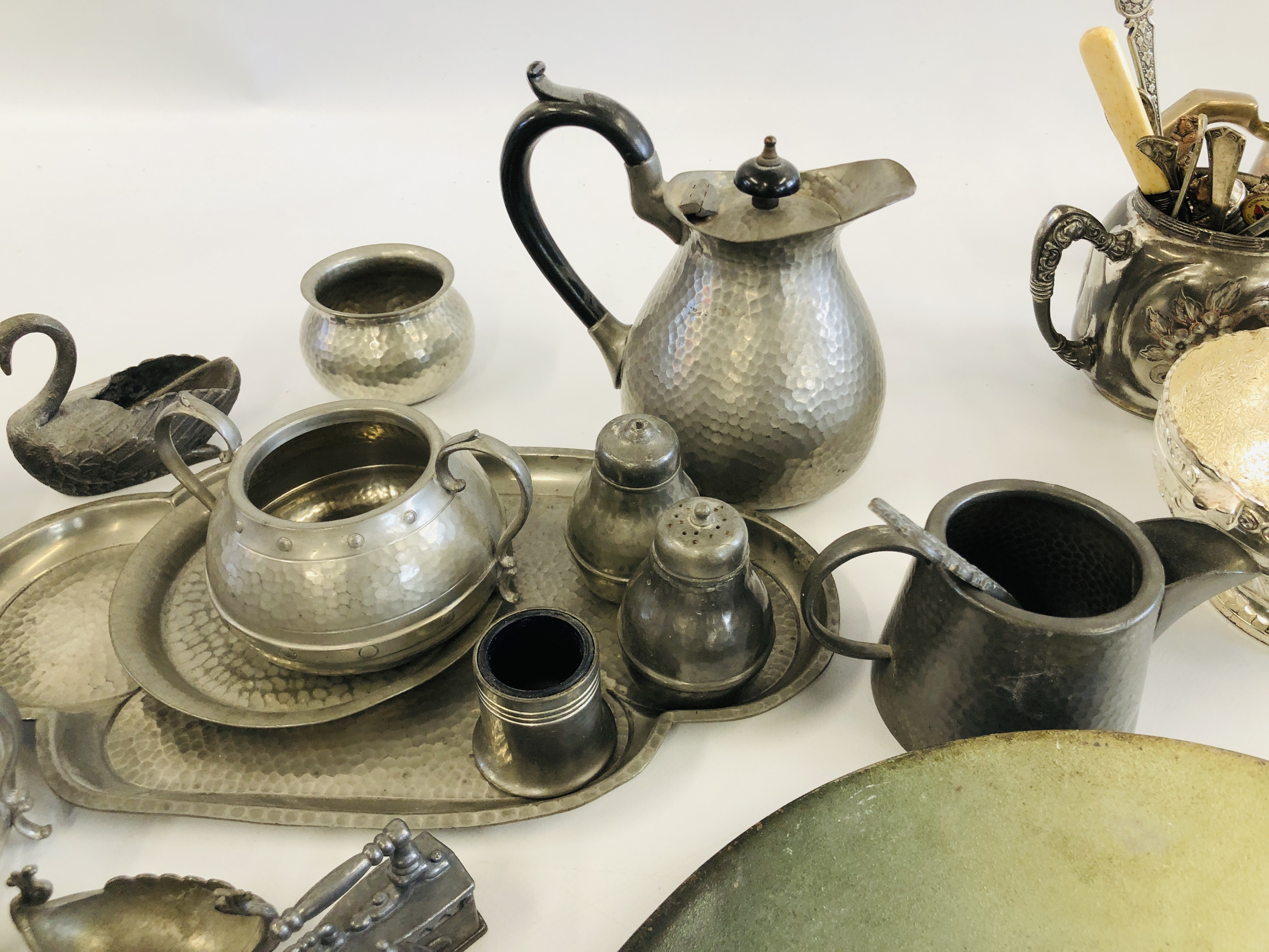 A BOX OF ASSORTED PLATED WARES ALONG WITH A BOX OF PEWTER WARES TO INCLUDE MINIATURE EXAMPLES. - Image 11 of 11