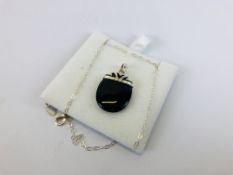 A MODERN SILVER PENDANT NECKLACE SET WITH A BLACK HARDSTONE