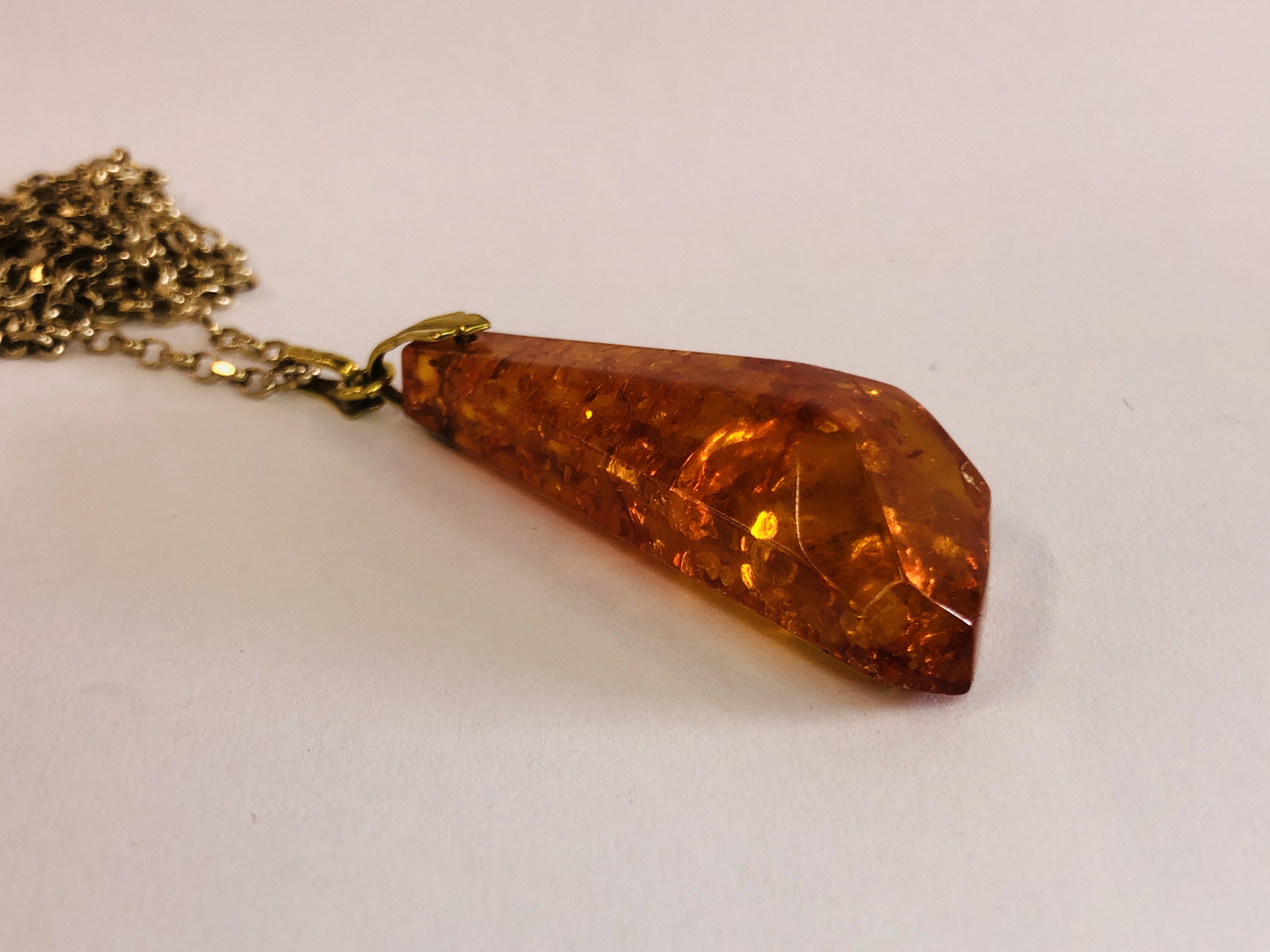 A 9CT GOLD BELCHER CHAIN ALONG WITH AN AMBER TYPE PENDANT L 70CM. - Image 2 of 12