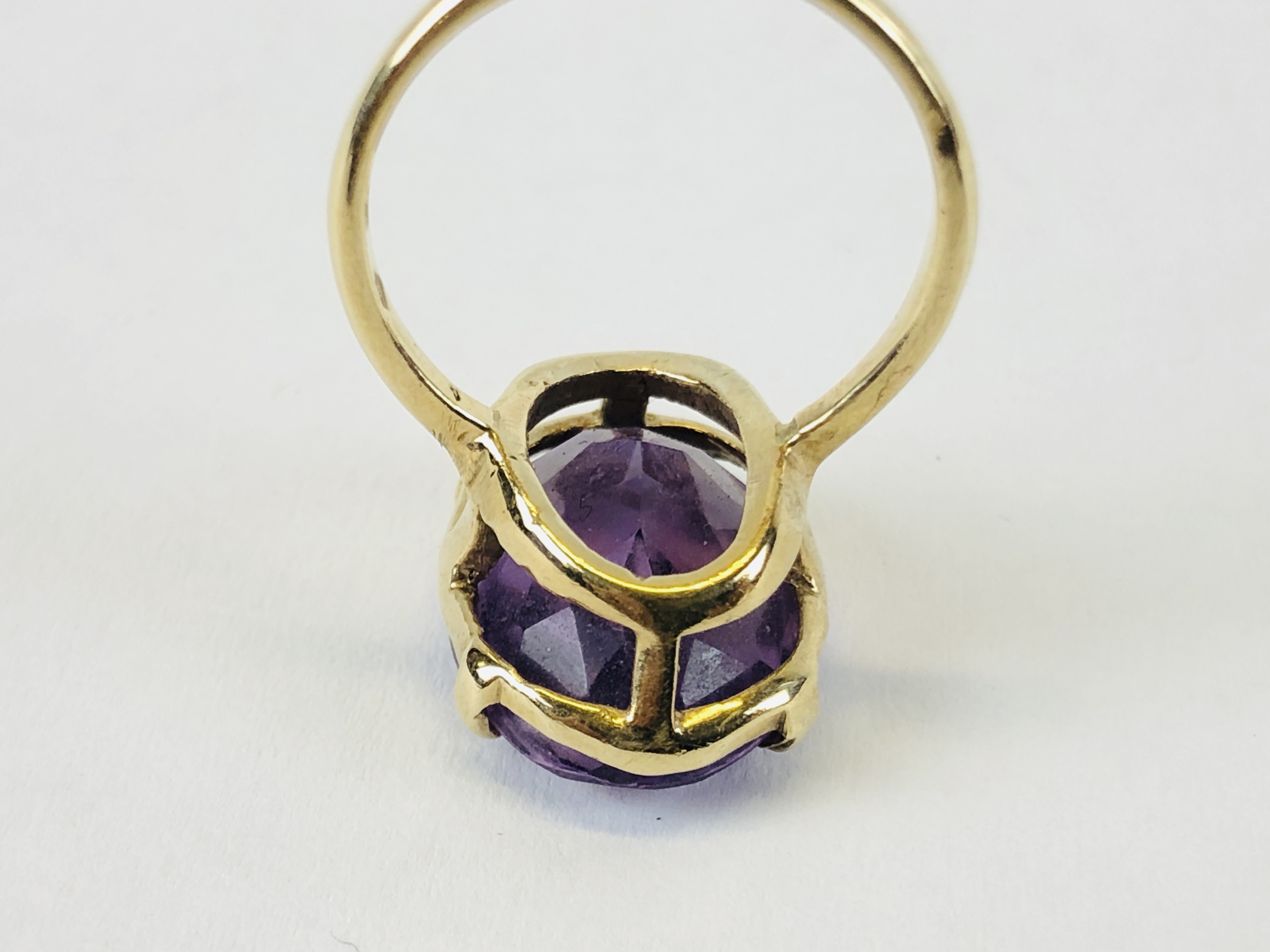 AN IMPRESSIVE 9CT GOLD RING SET WITH AN OVAL AMETHYST - Image 6 of 8