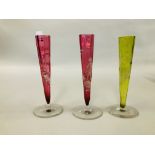 A GROUP OF 3 VINTAGE MARY GREGORY STYLE VASES TO INCLUDE TWO CRANBERRY EXAMPLES.