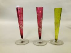 A GROUP OF 3 VINTAGE MARY GREGORY STYLE VASES TO INCLUDE TWO CRANBERRY EXAMPLES.