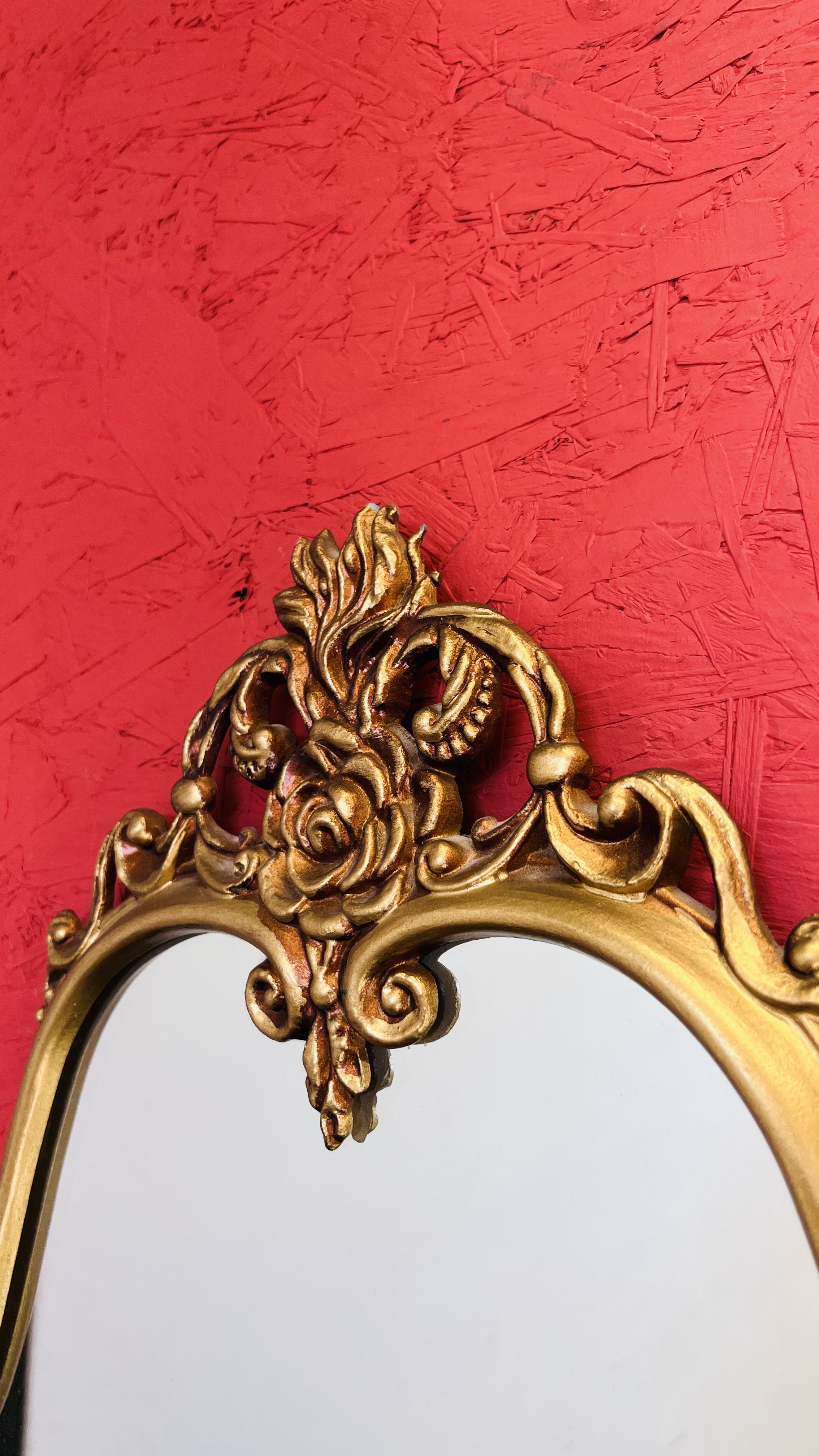 A GOOD QUALITY DECORATIVE GILT FINISHED CAST FRAMED WALL MIRROR - LENGTH 109CM. - Image 2 of 4