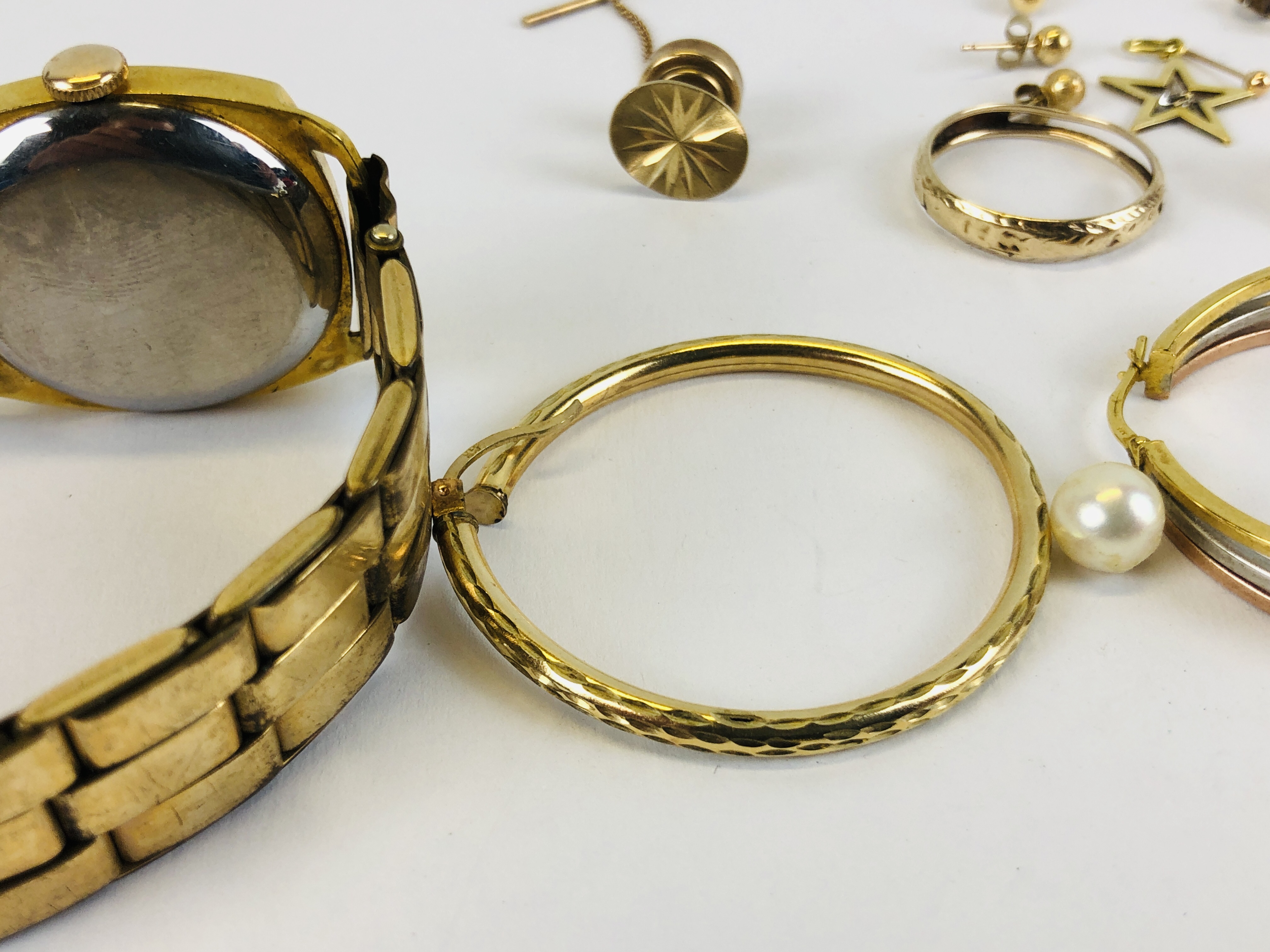 A COLLECTION OF YELLOW METAL & 9CT GOLD STUD & HOOP EARRINGS, RING & PENDANT ETC. - Image 5 of 12